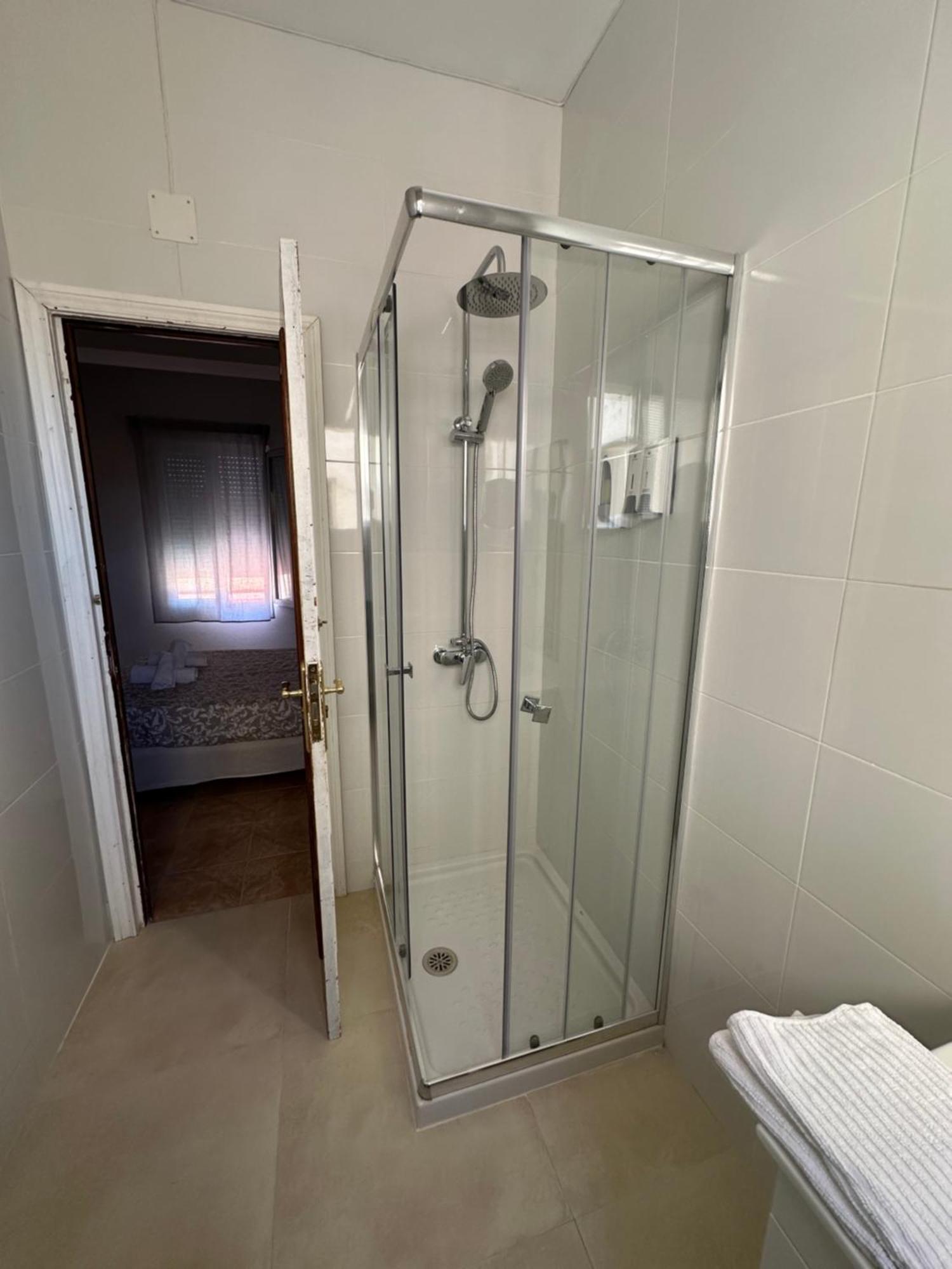 Habitación doble con cama supletoria y baño privado