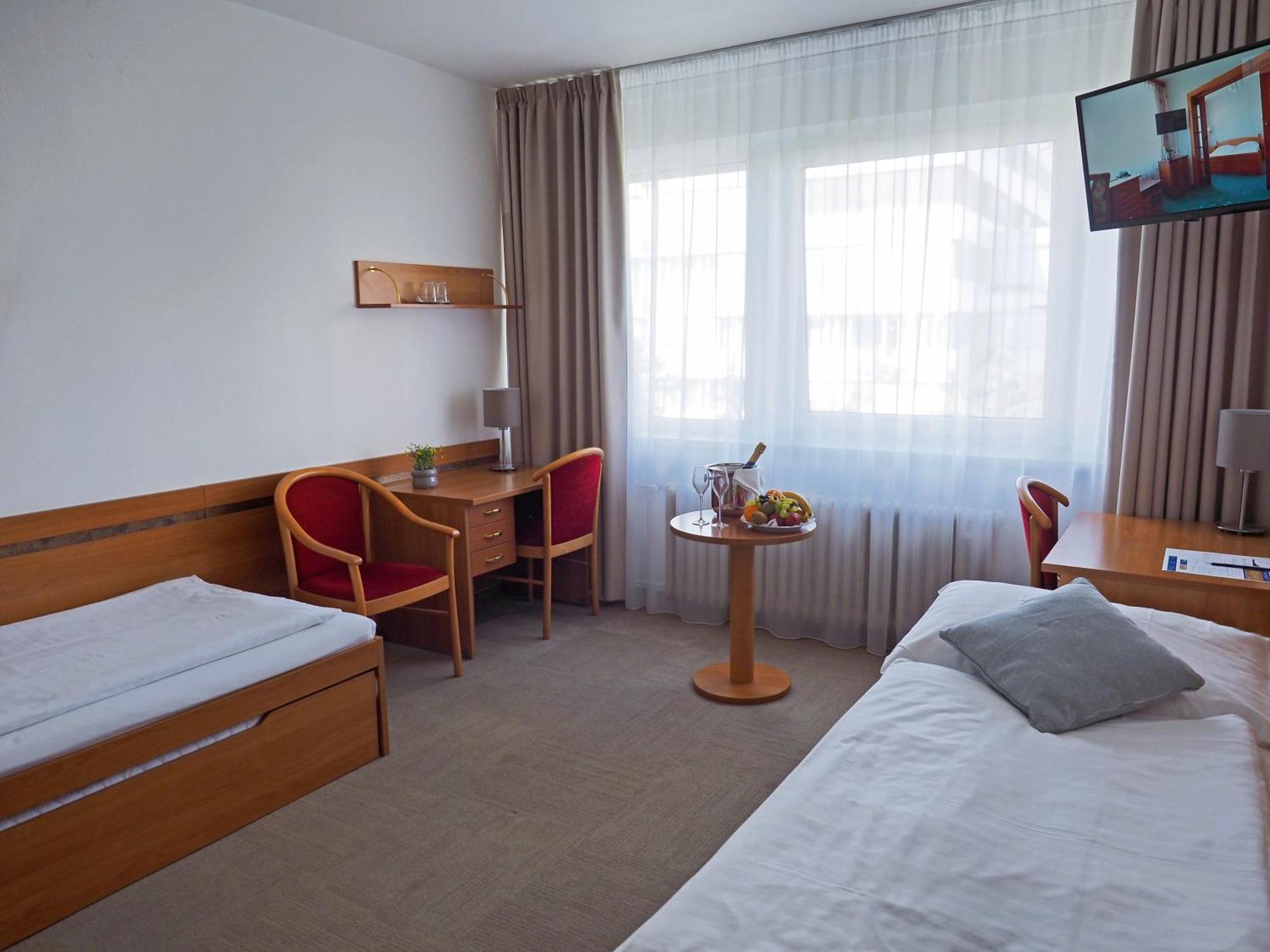 Twin Room,1608299119:JPEG