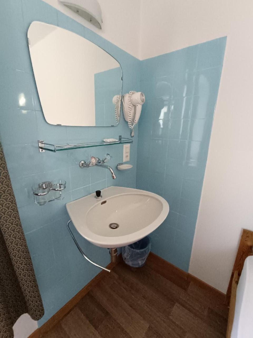 Tweepersoonskamer met 2 Aparte Bedden en Gedeelde Badkamer