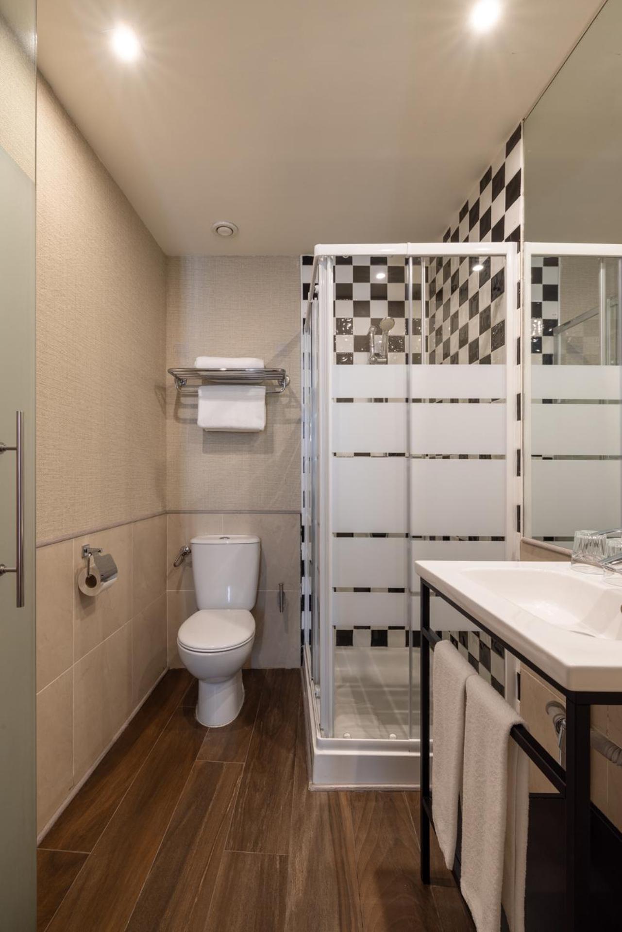 Quarto Pequeno com Cama de Casal ou 2 de Solteiro