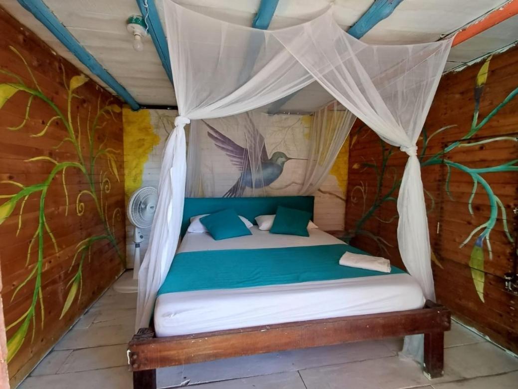 Habitación con cama grande
