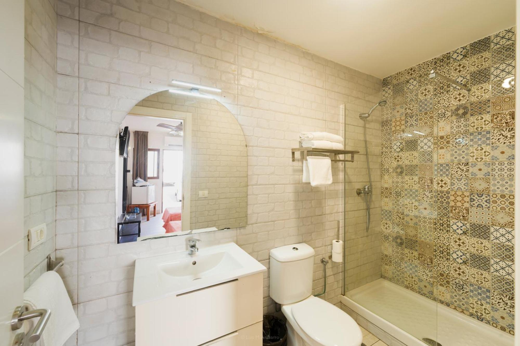 Twin Room Private Bathroom