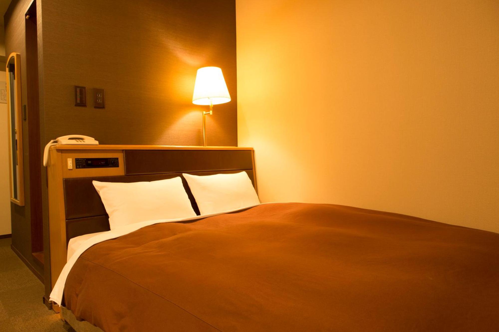 Quarto Duplo com 1 Cama de Casal Pequena