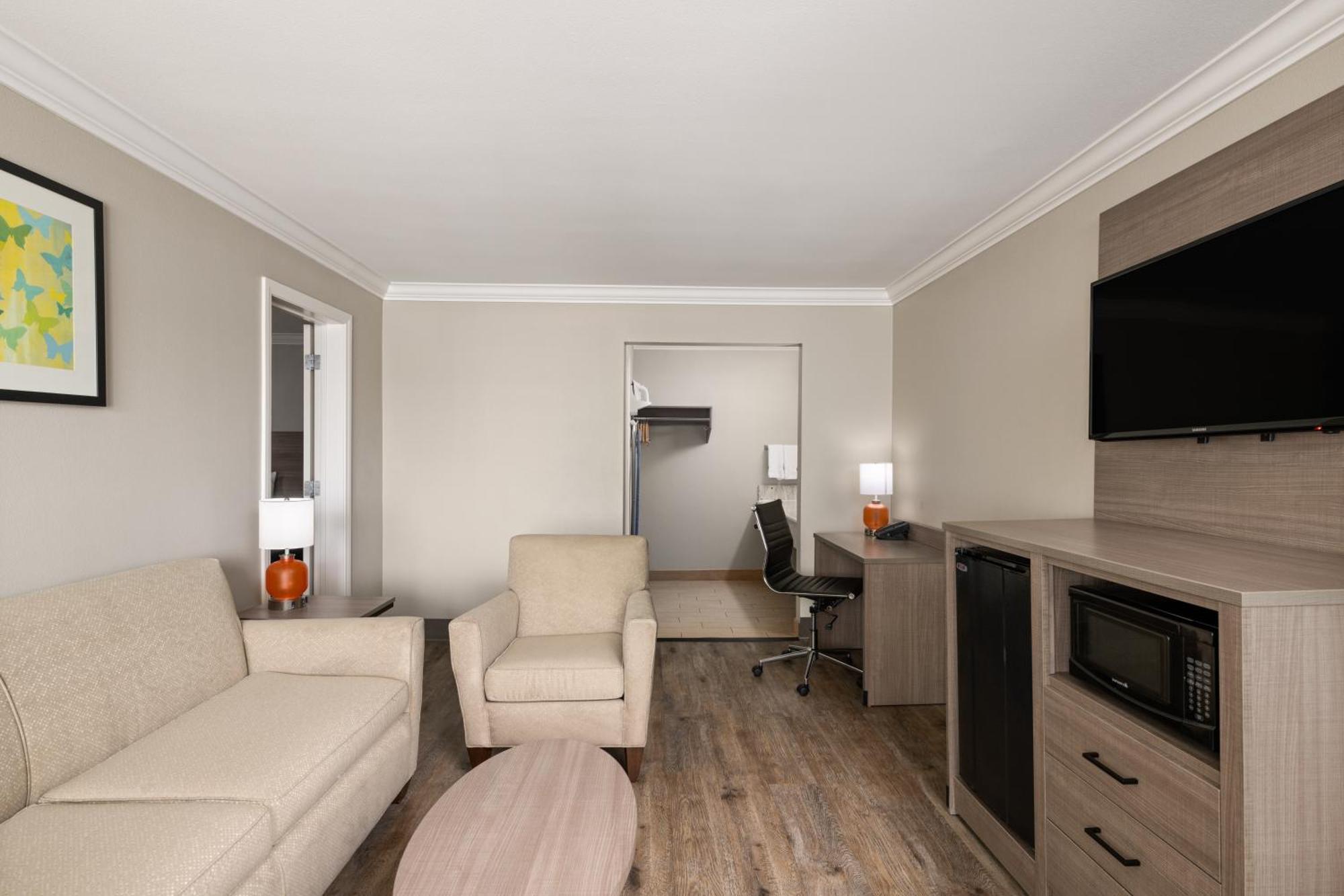 Queen Suite Non-Smoking