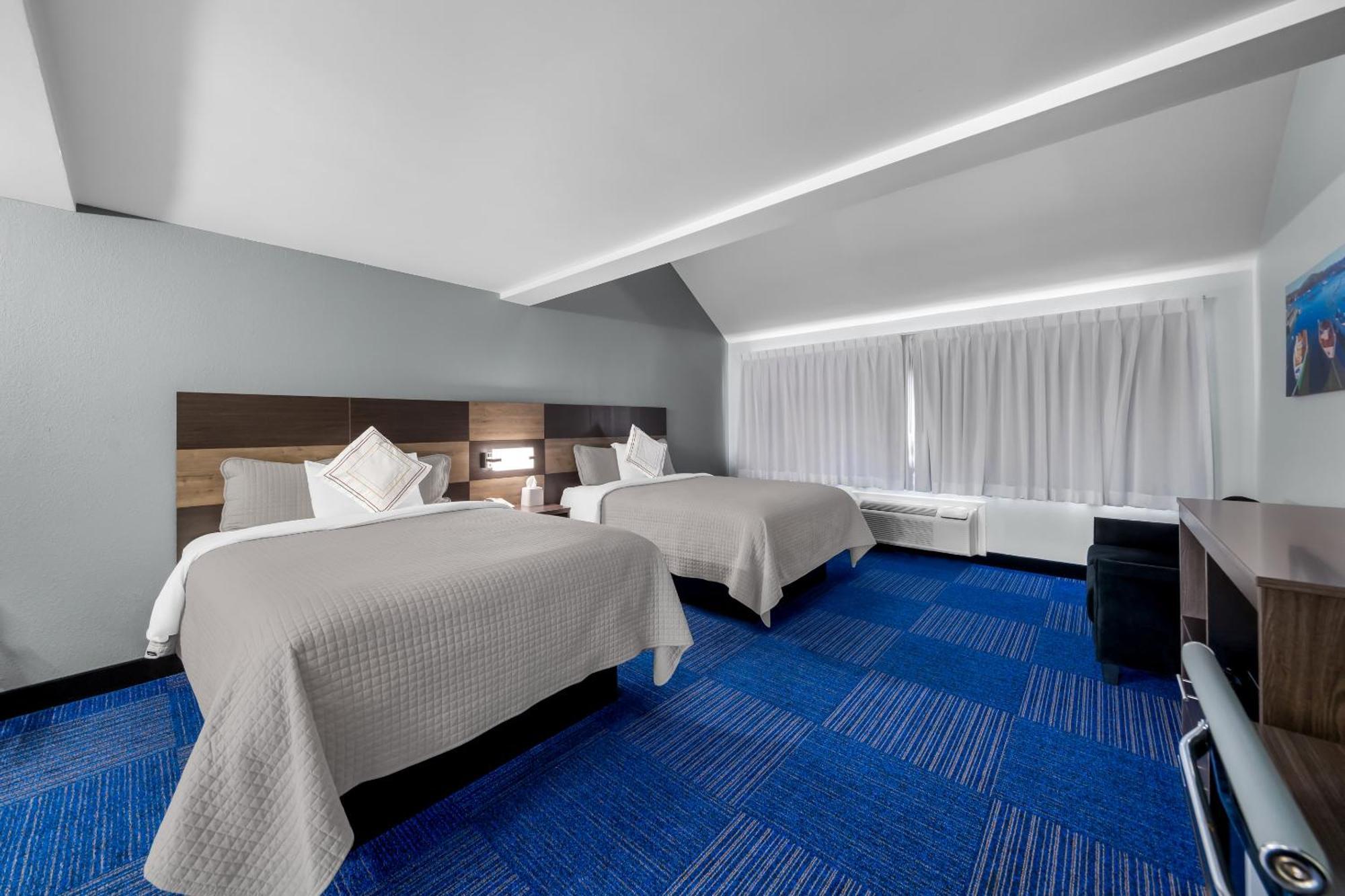 Townhouse Suite One King Two Queen Beds Smoke,1628651340:JPEG