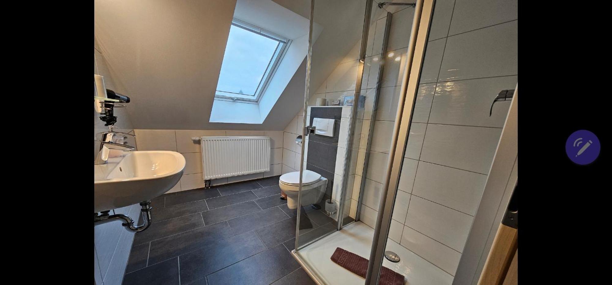 Dreibettzimmer mit eigenem Bad