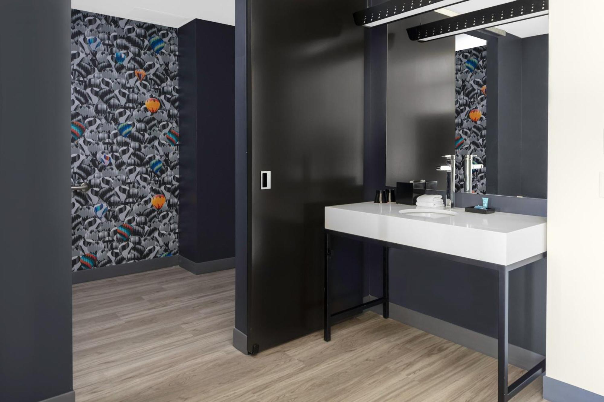 King Room, Guest room, 1 King (Mobility Accessible w/Tub)