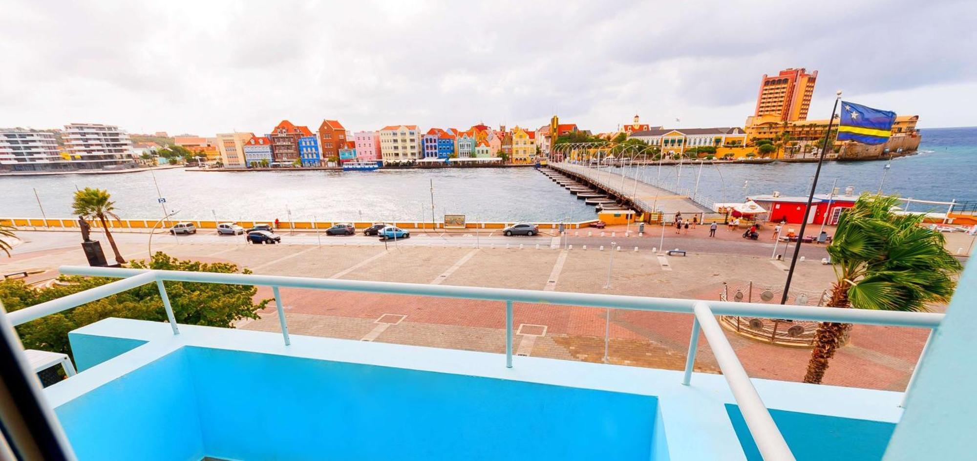 Kamer met kingsize bed, balkon en uitzicht op de haven - Rookvrij