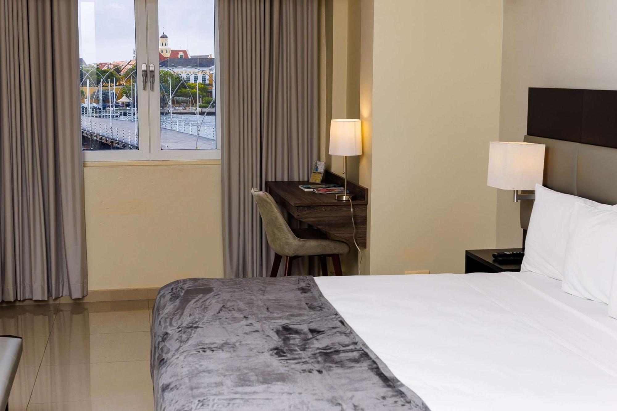 Kamer met kingsize bed en uitzicht op haven - Rookvrij