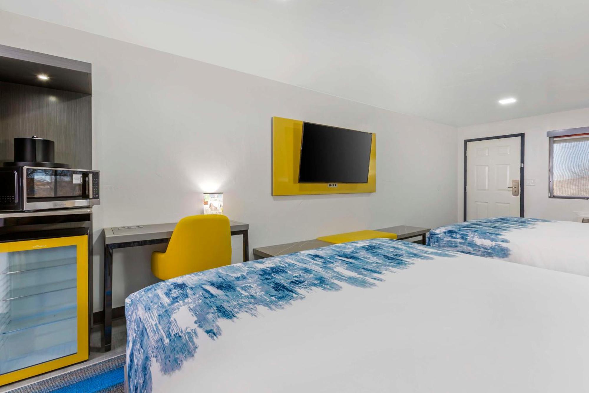 Queen Suite Two Queen Beds Sofa Bed Non-Smoking