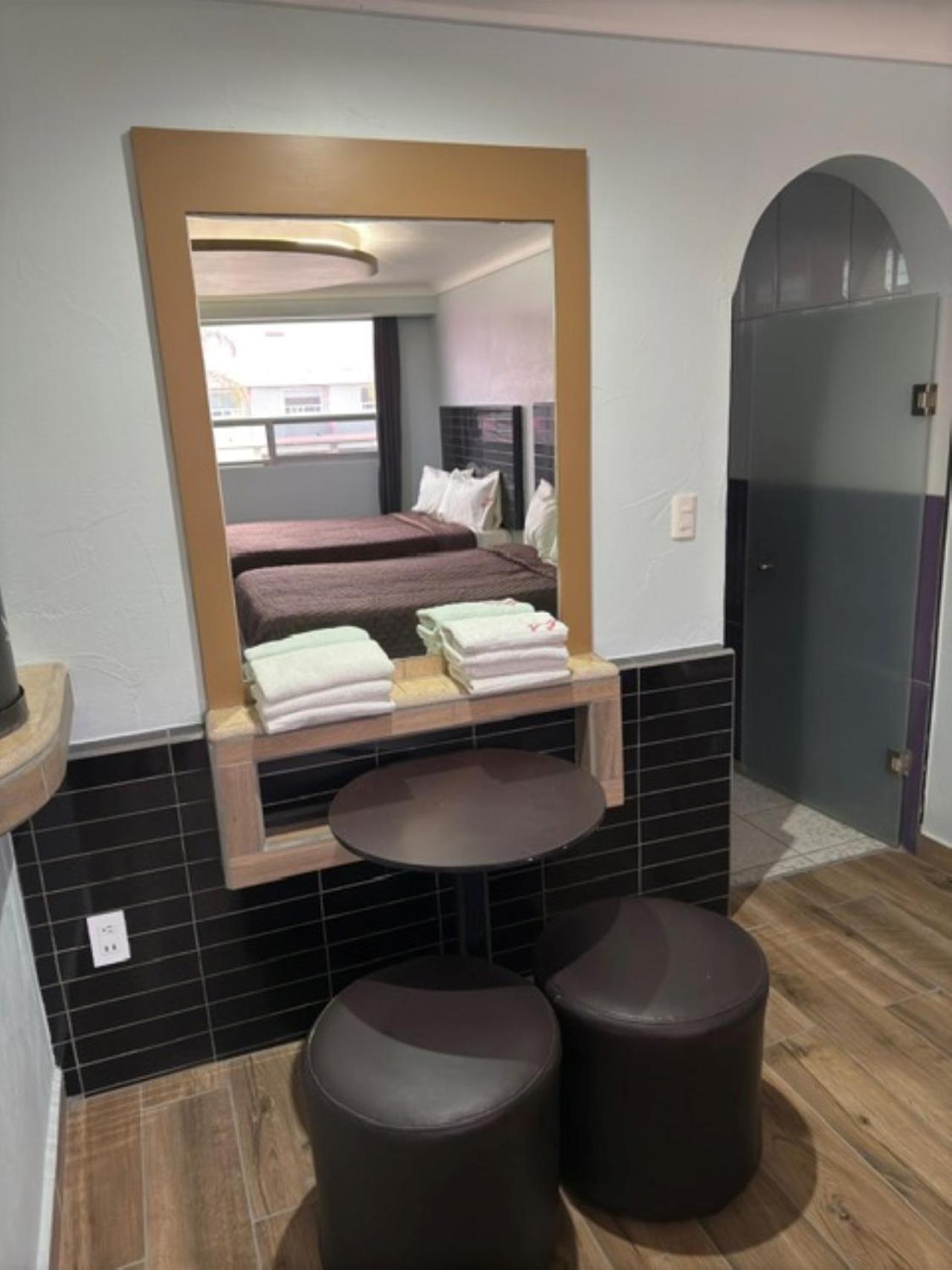 Twin Room,1636023852:JPEG