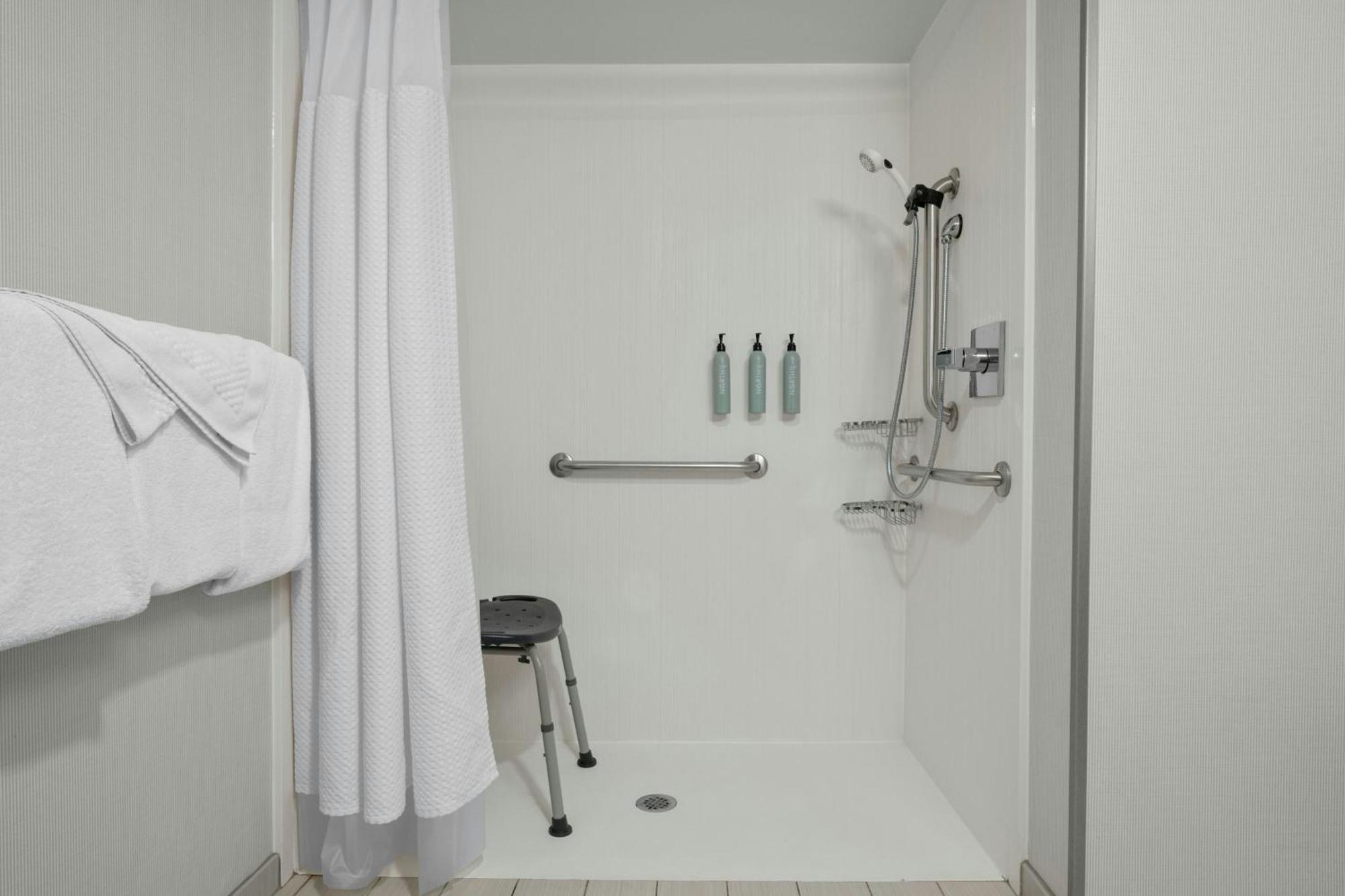 Quarto com Cama King-size e Sofá-cama