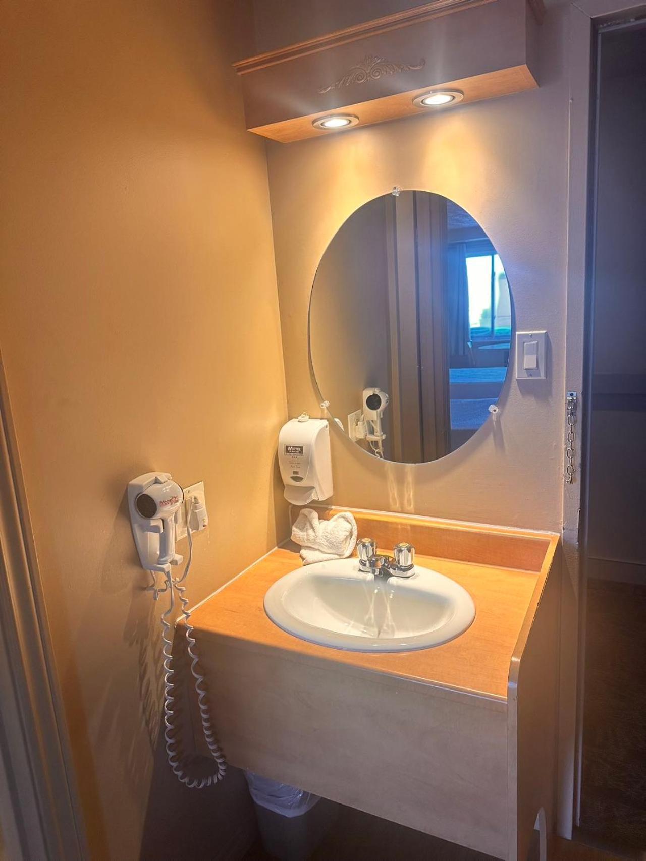 Deluxe Queen Room with Two Queen Beds - Non-Smoking,1647728239:JPEG