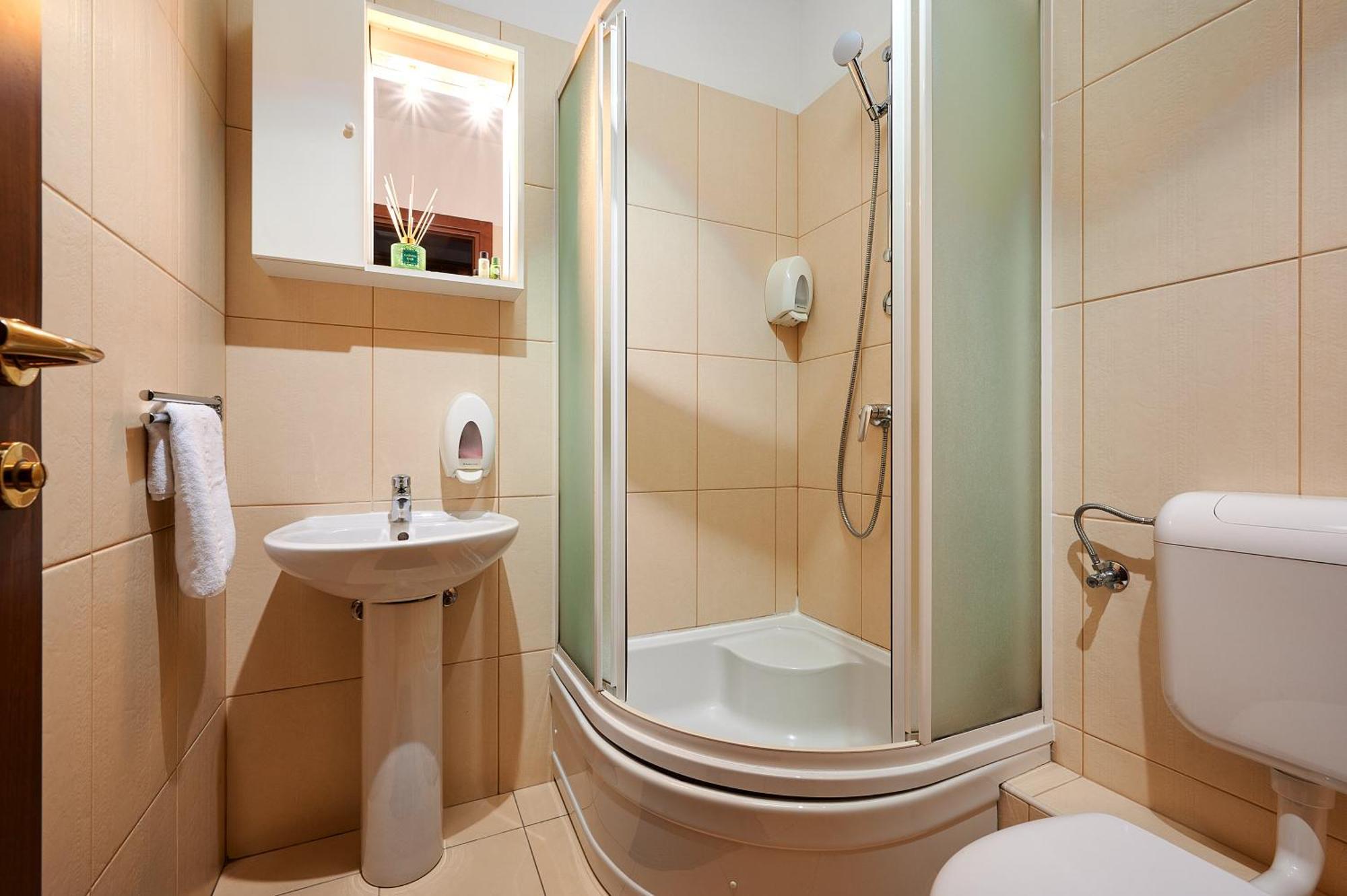 Single Room,1653510040:JPEG