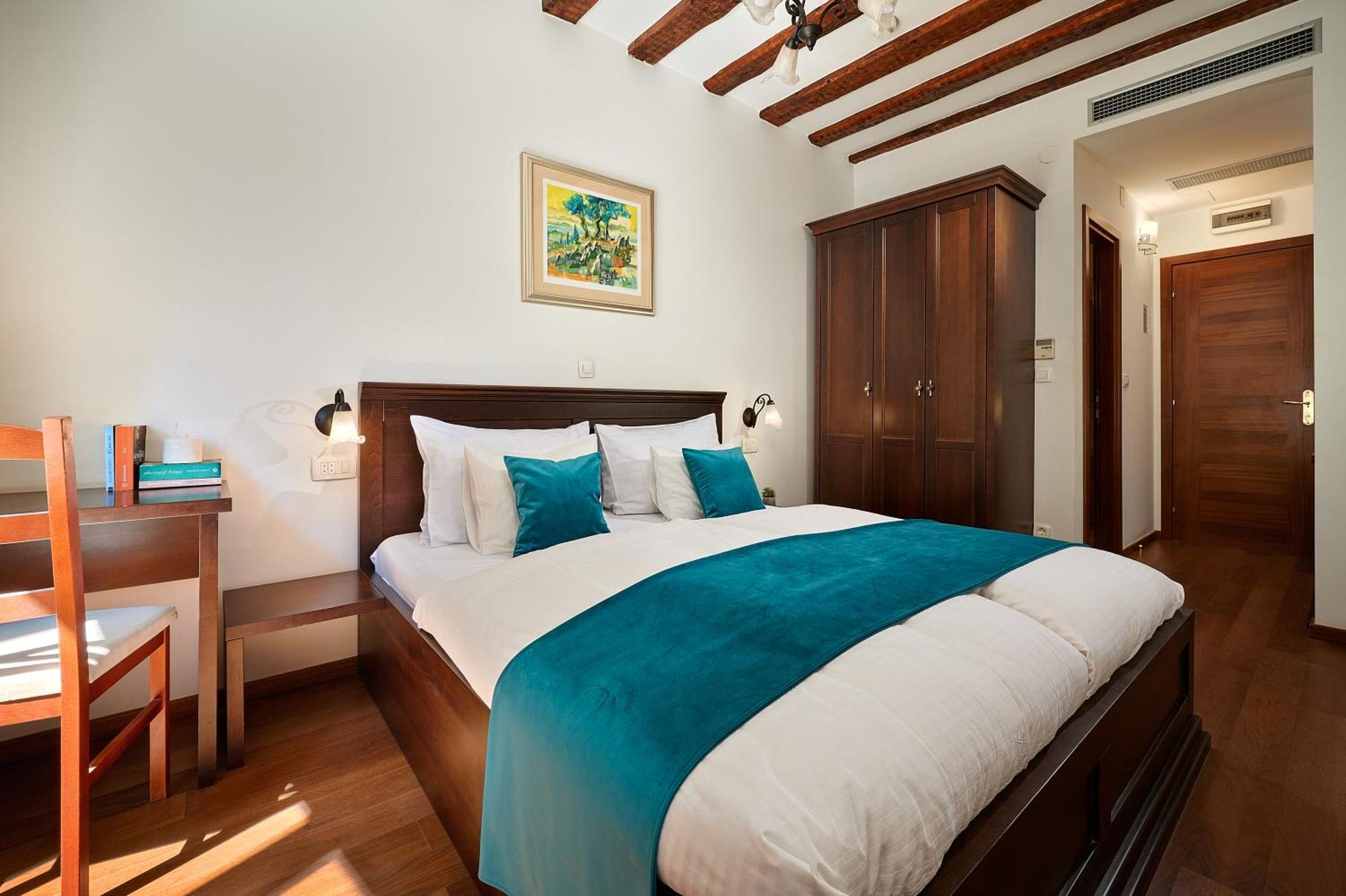 Double Room,1653510007:JPEG