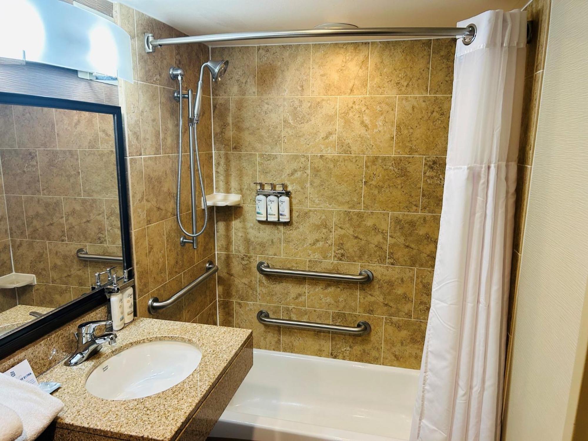 Standard Queen Room Two Queen Beds Mobility Accessible Tub,1653533198:JPEG