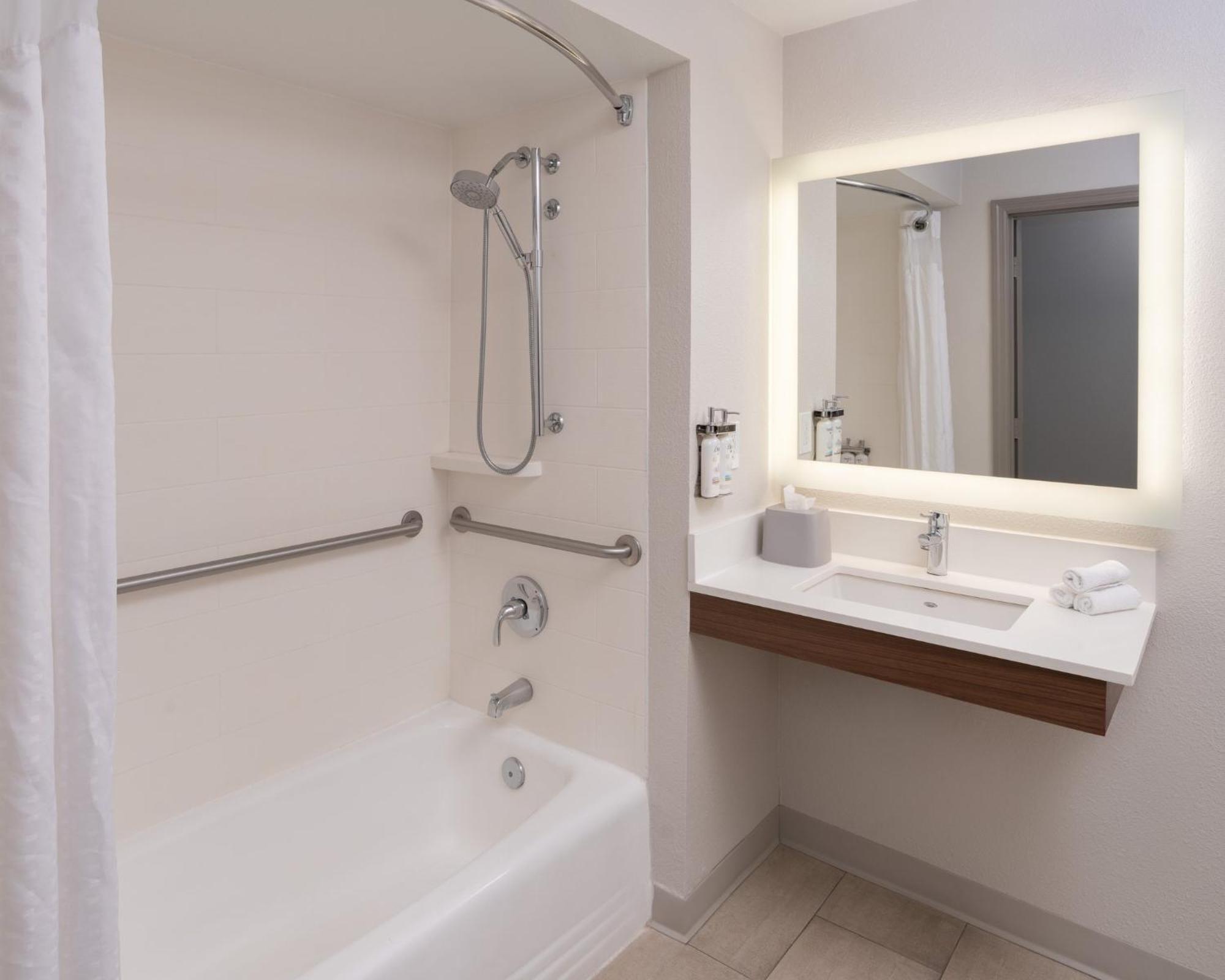 Standard King Room Mobility Accessible Tub