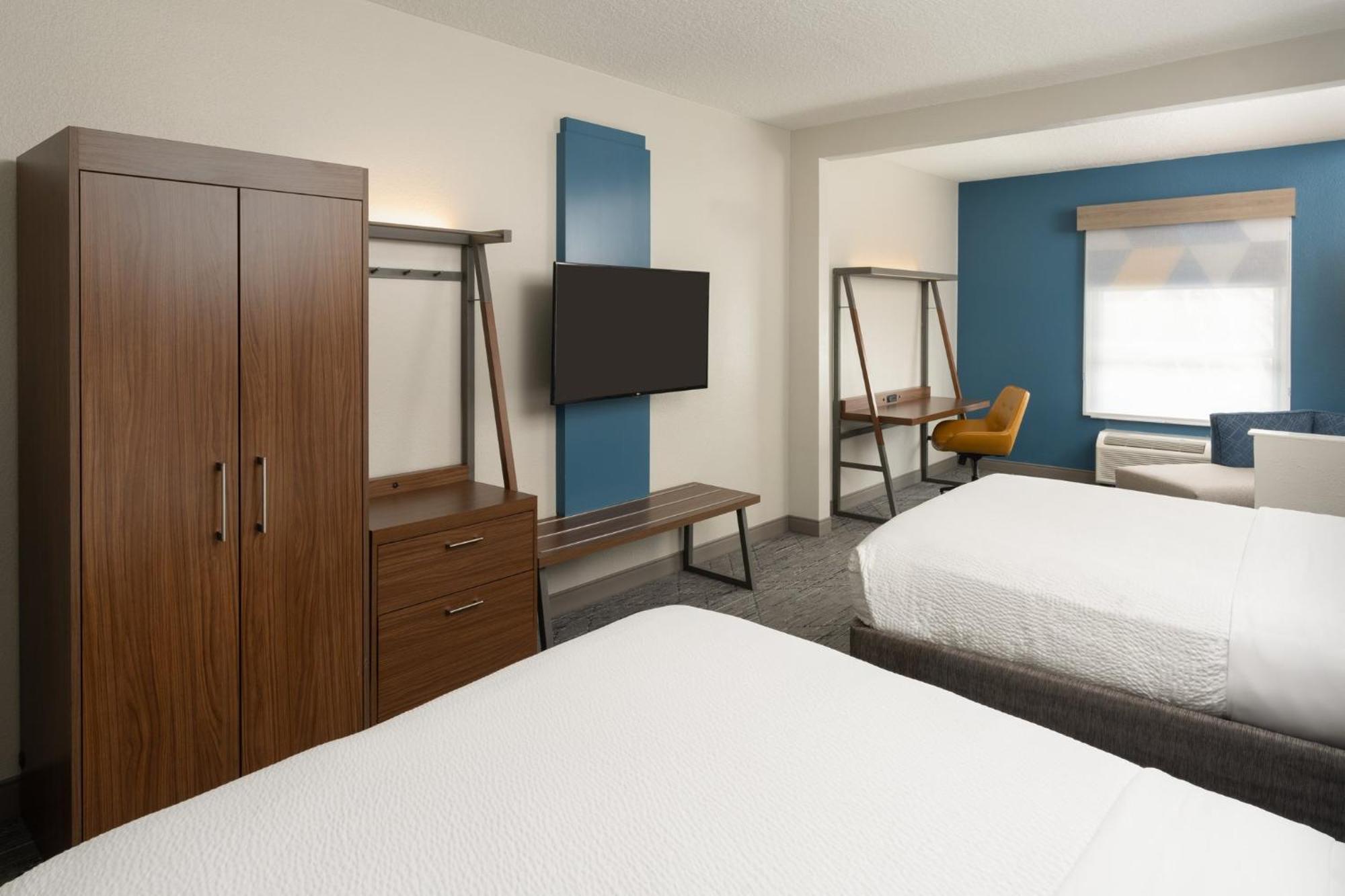 Standard Queen Room Two Queen Beds Extra Floor Space,1654257466:JPEG