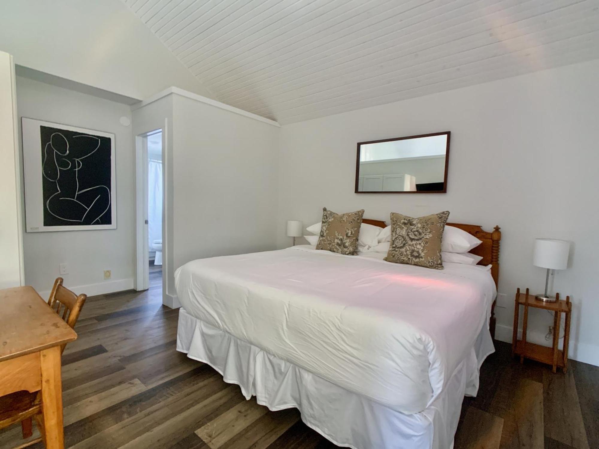 Premium 1 King Bed Cathedral Ceiling, Sitting Area and Fireplace,1661161777:JPEG