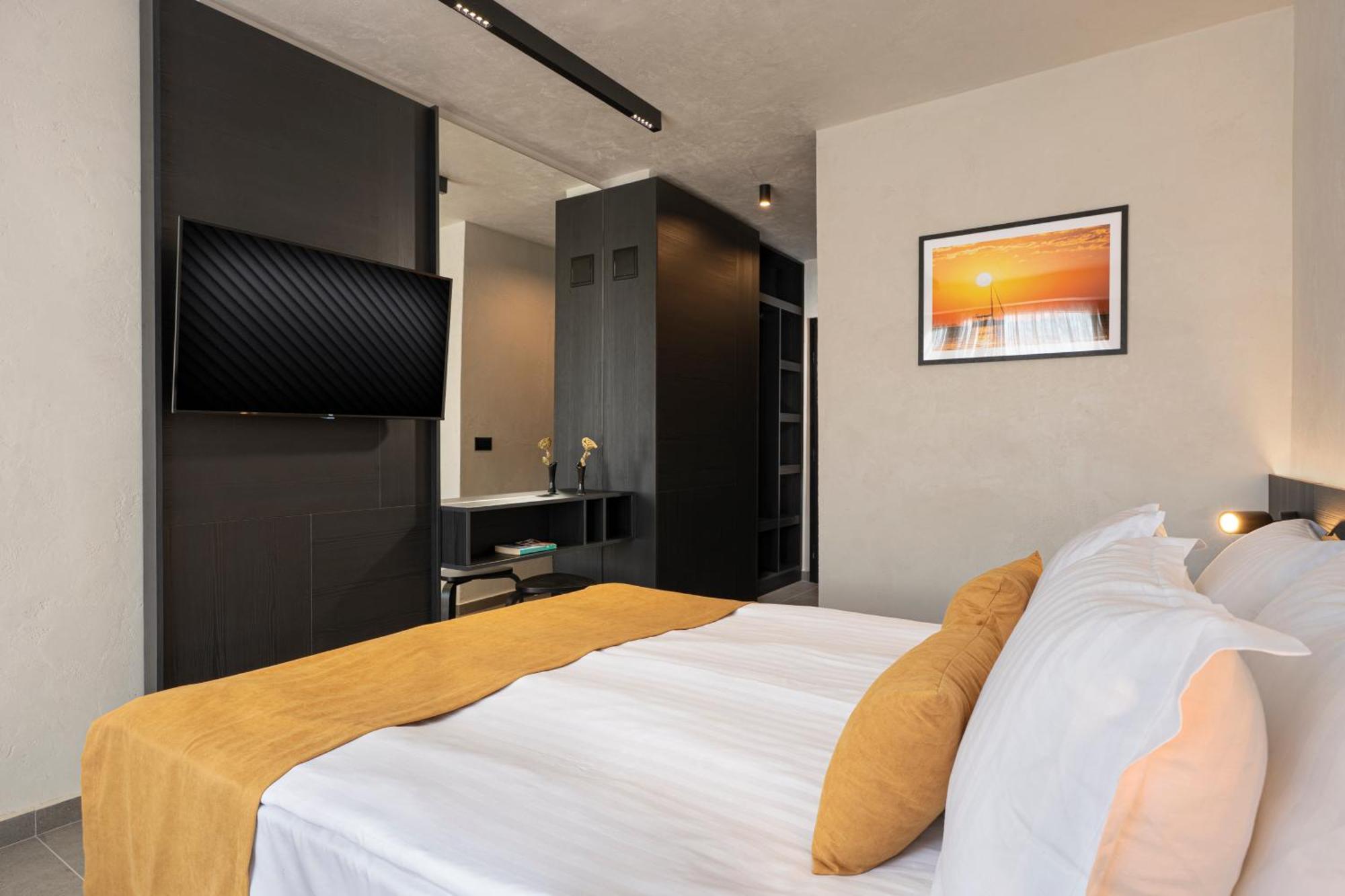 Double Room with Balcony and Street View - Fully Renovated,1661646557:JPEG