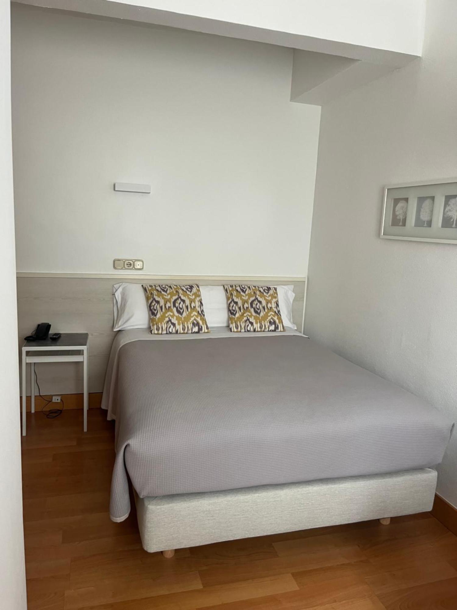 Habitación con cama grande