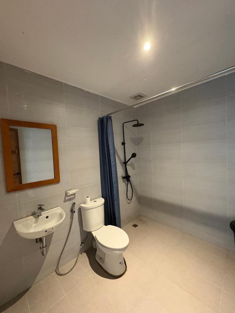 Family Room Private Bathroom