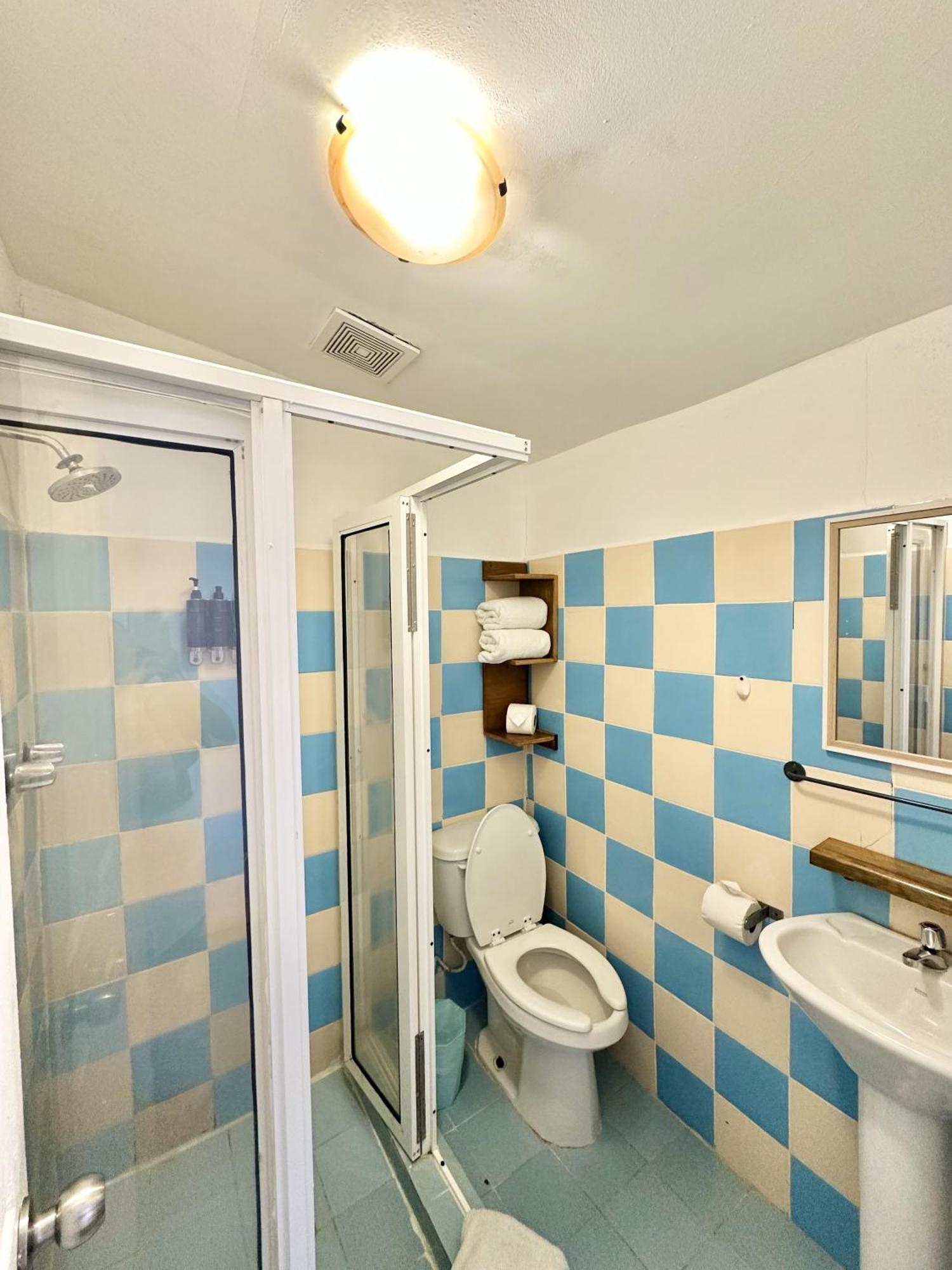 Habitación con cama grande