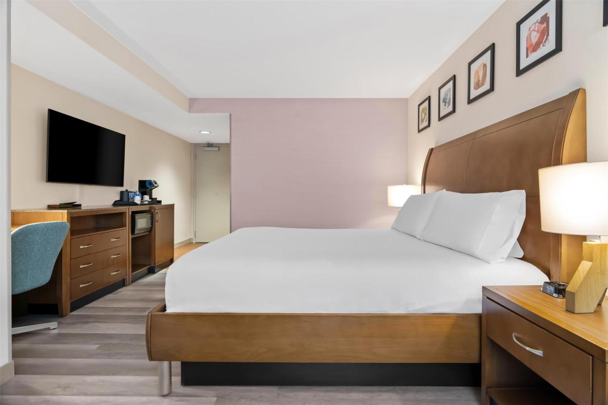 Zimmer mit Kingsize-Bett und ebenerdiger Dusche - barrierefrei