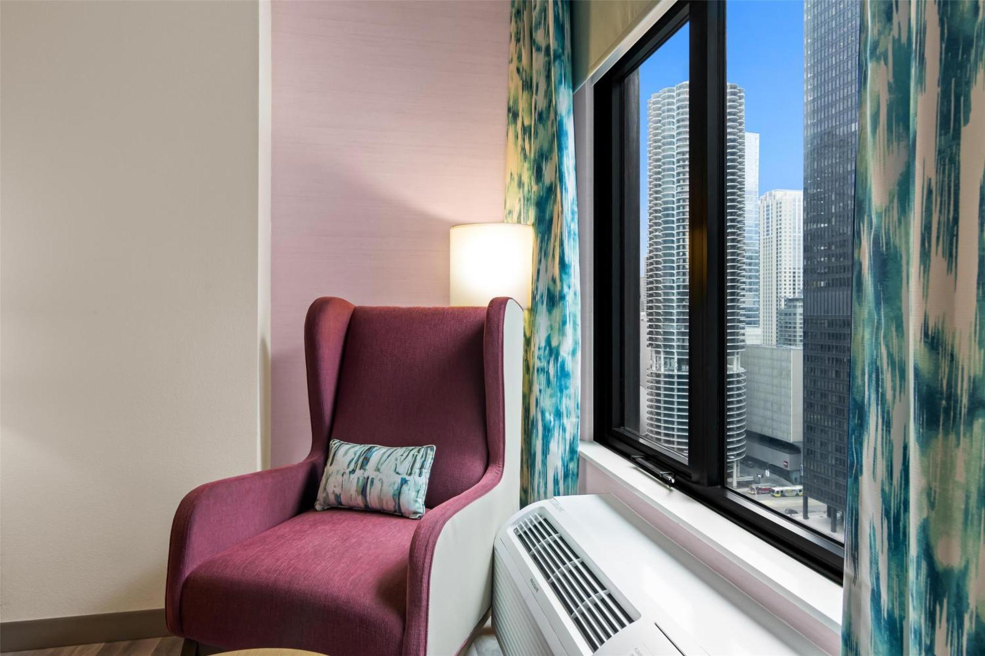 Zimmer mit Kingsize-Bett und seitlichem Flussblick