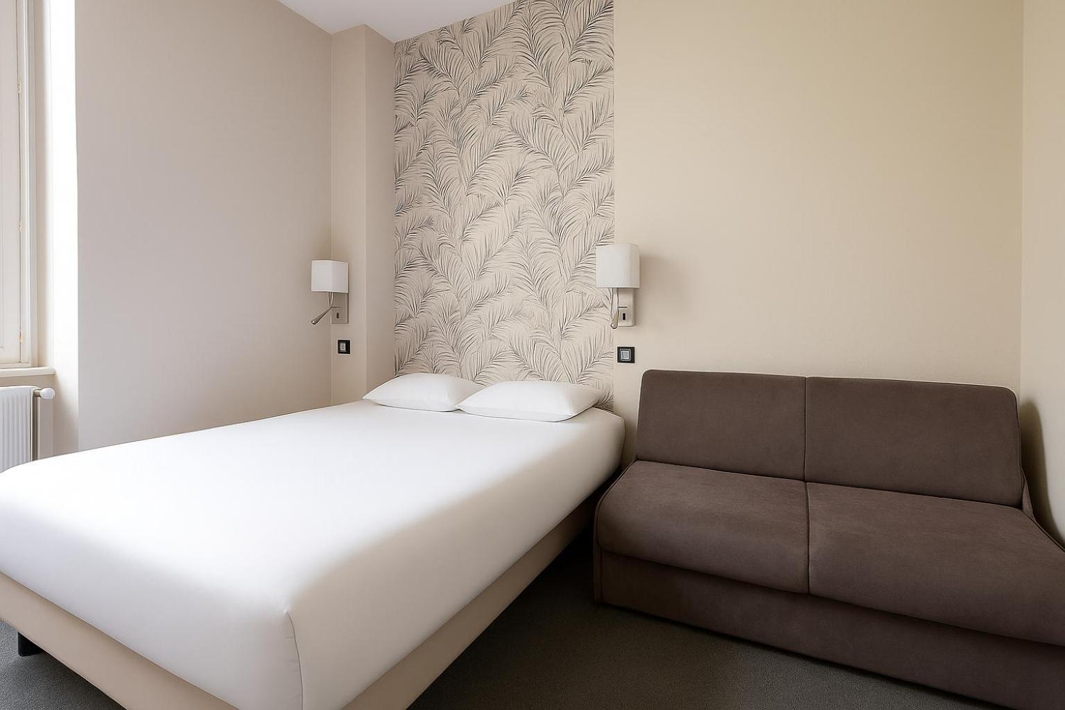 Chambre Double avec 1 Canapé Simple