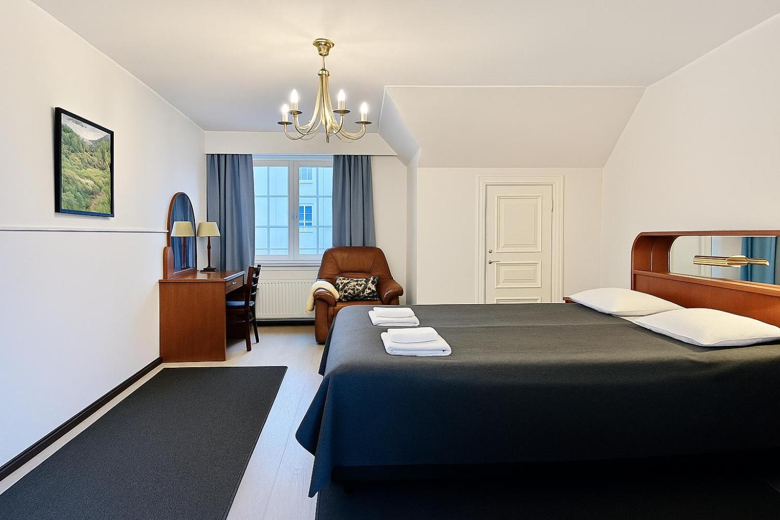 Large Double Room with City View - Shared Bathroom,1677930880:JPEG
