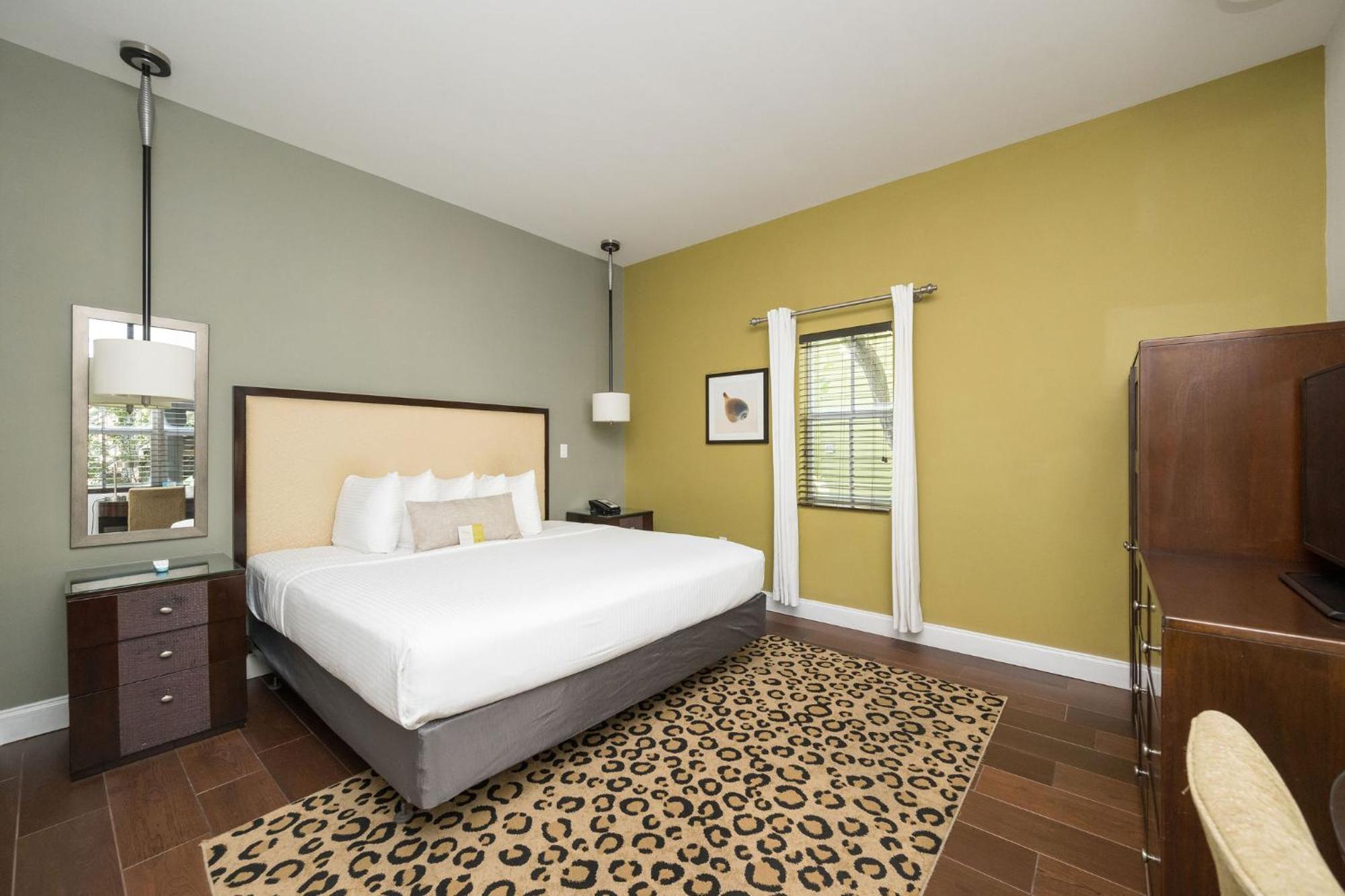Habitación con cama extragrande.