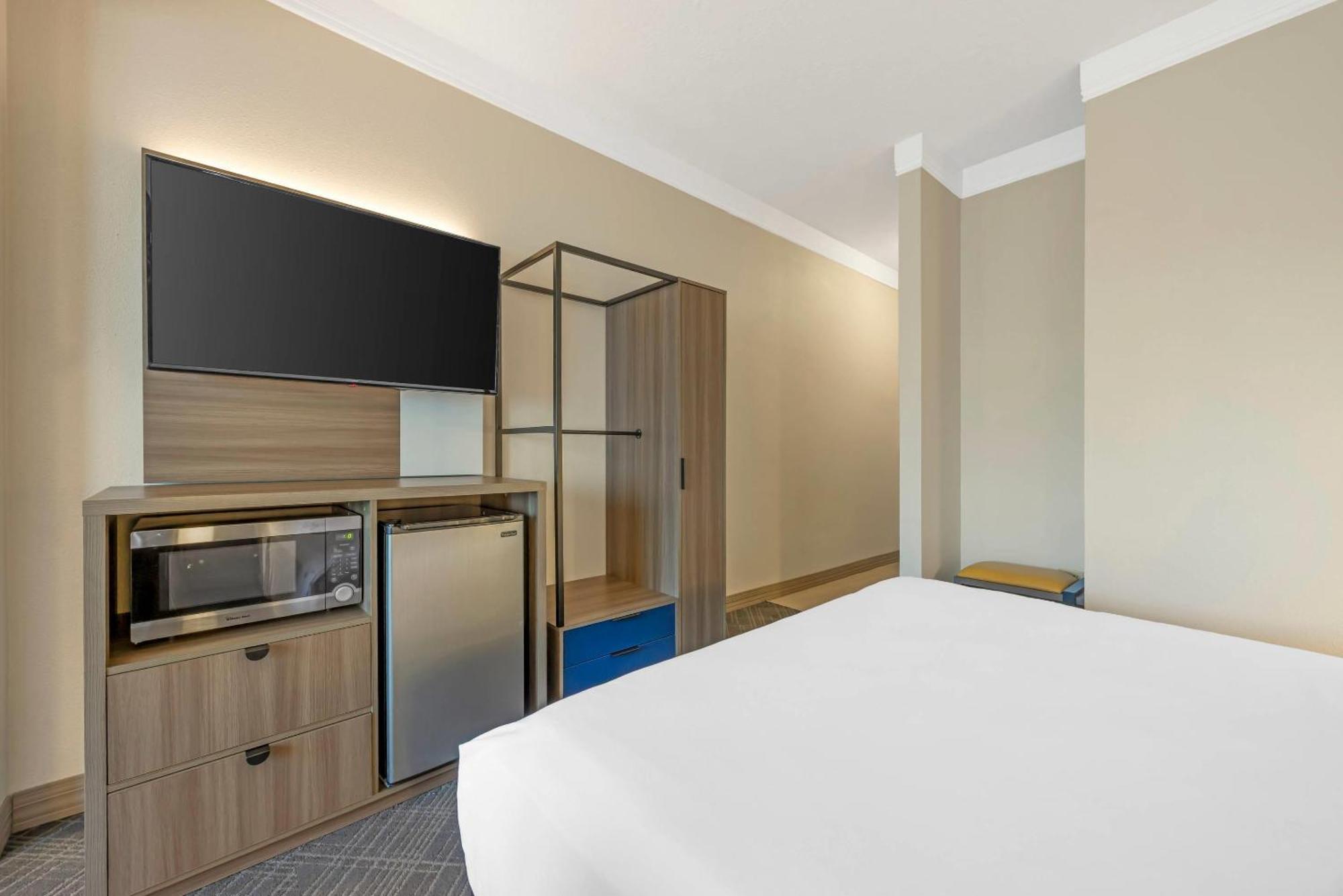 King Suite - Accessible/Non-Smoking