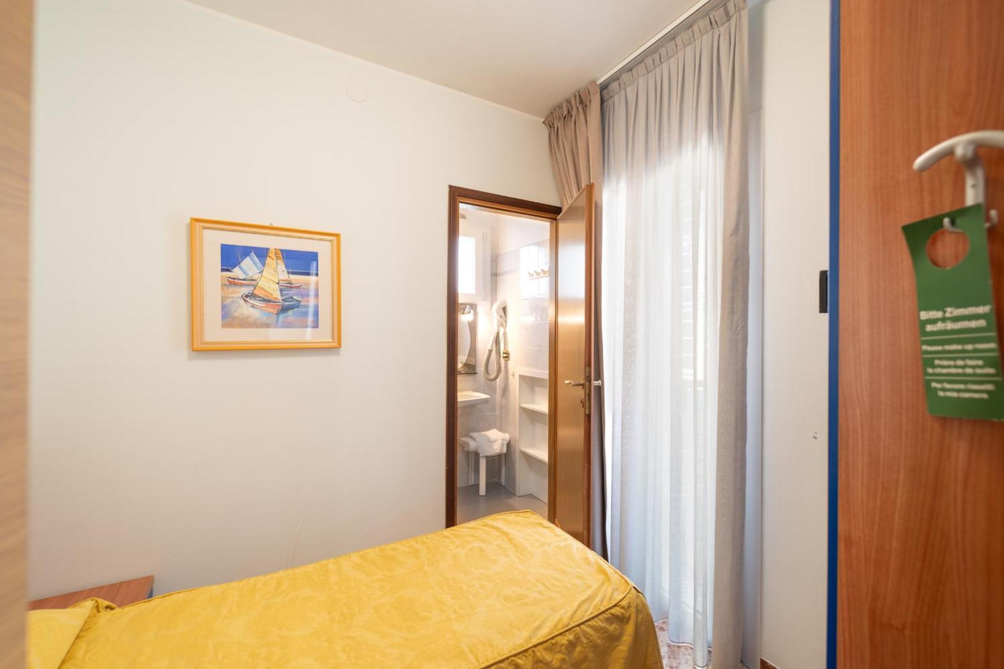 Kleines Einzelzimmer mit Balkon