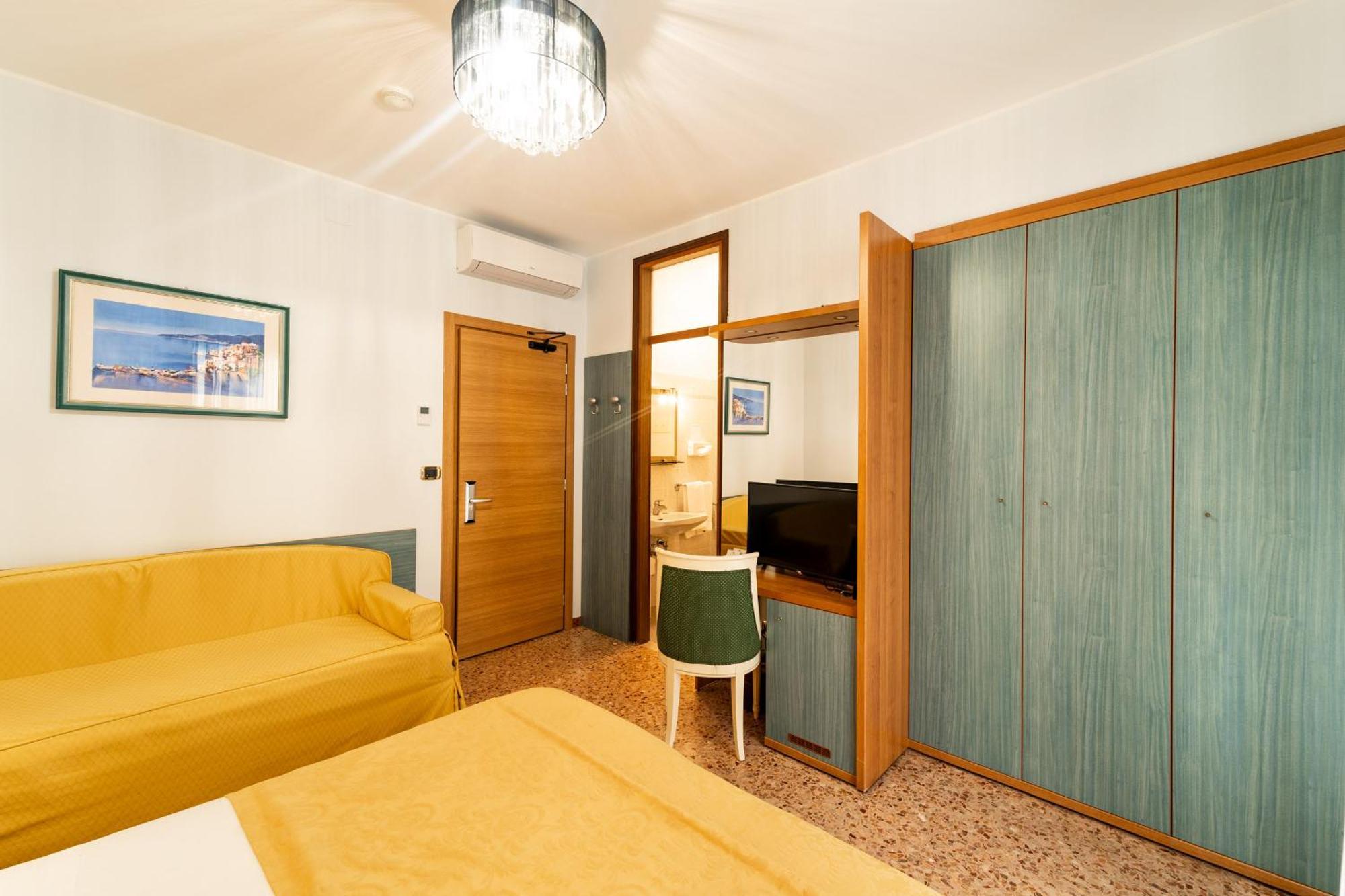 Dreibettzimmer mit Balkon und teilweisem Meerblick