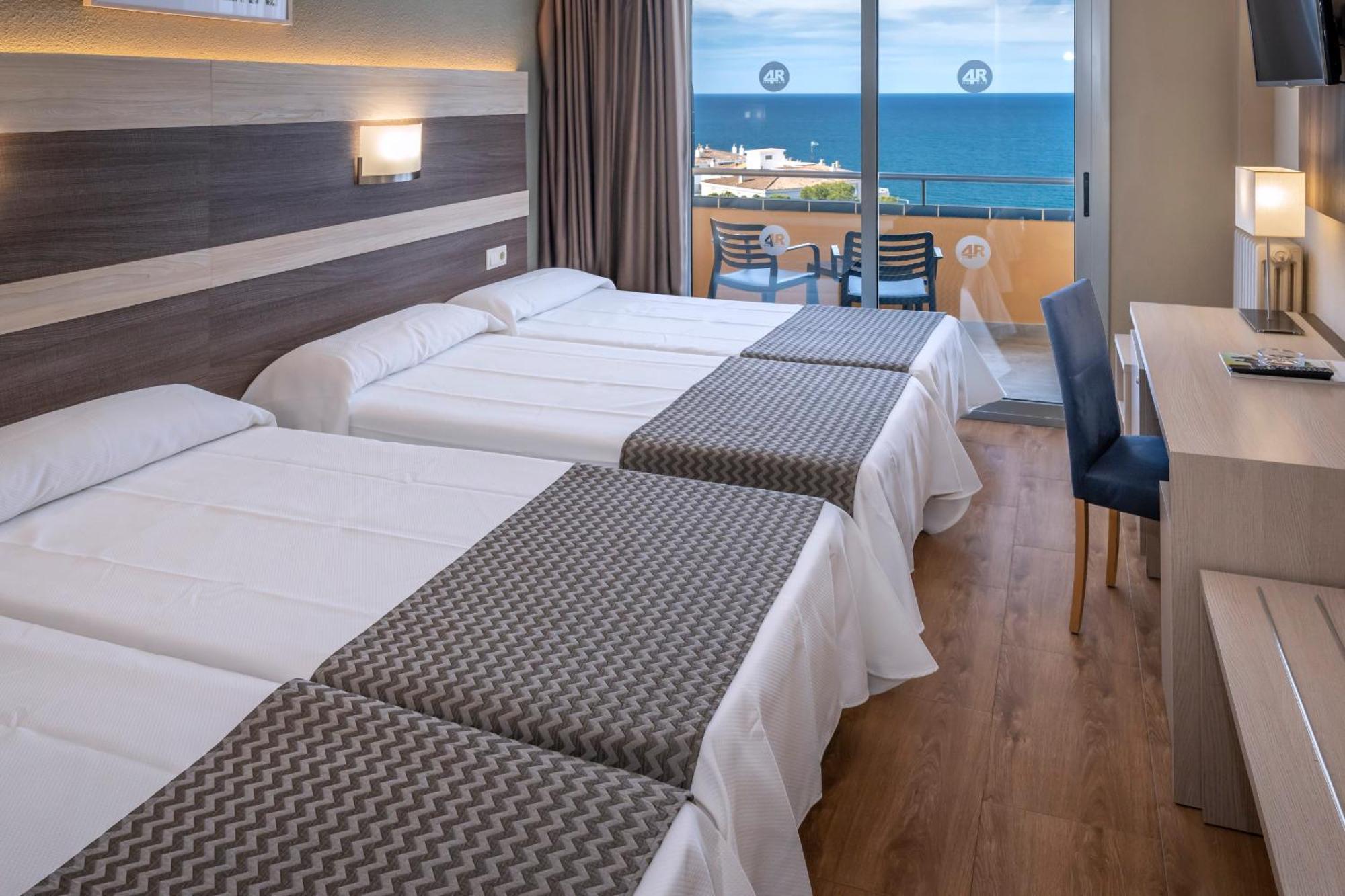 Habitación Cuádruple con vistas al mar (2 adultos + 2 niños)