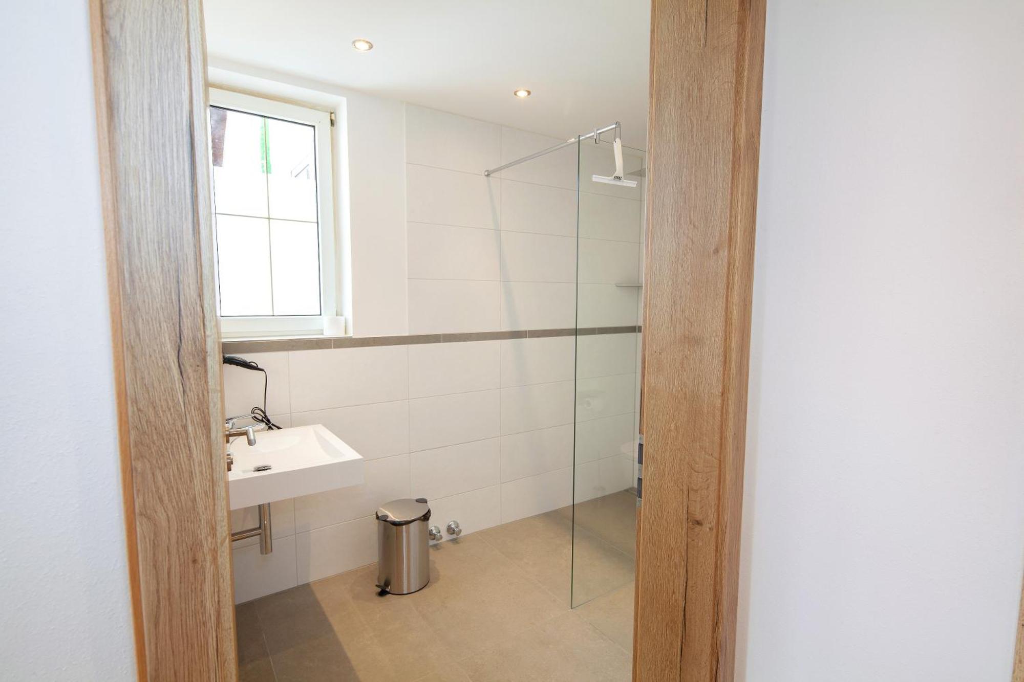 Deluxe Double Room Shower