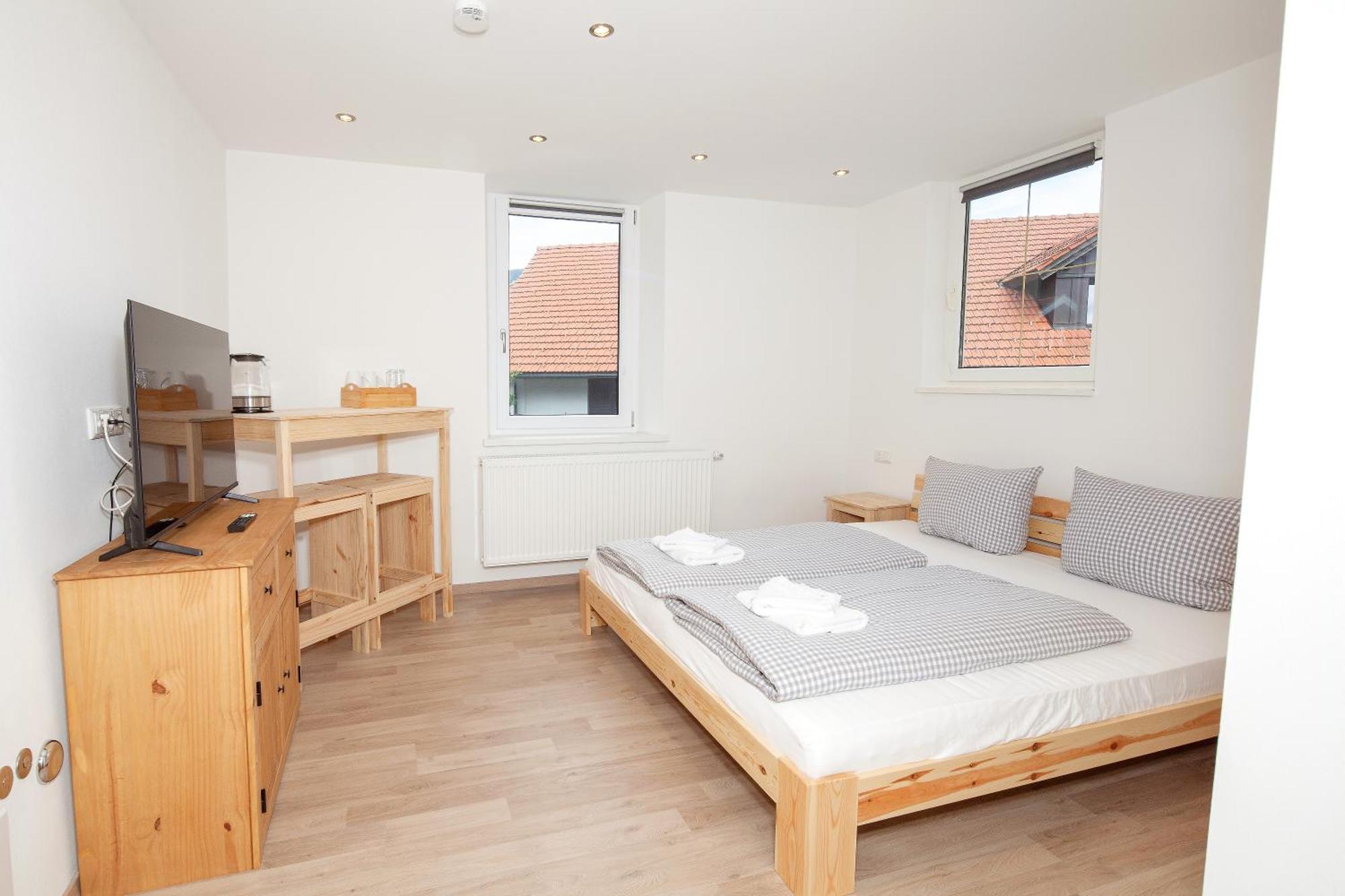 Deluxe Double Room Shower