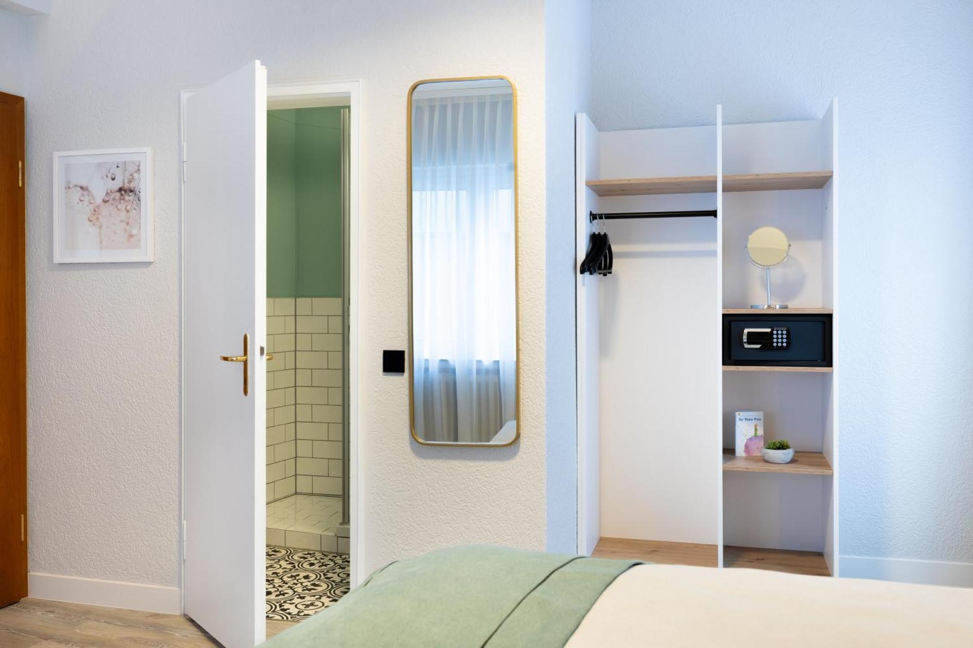 Standard Queen Room