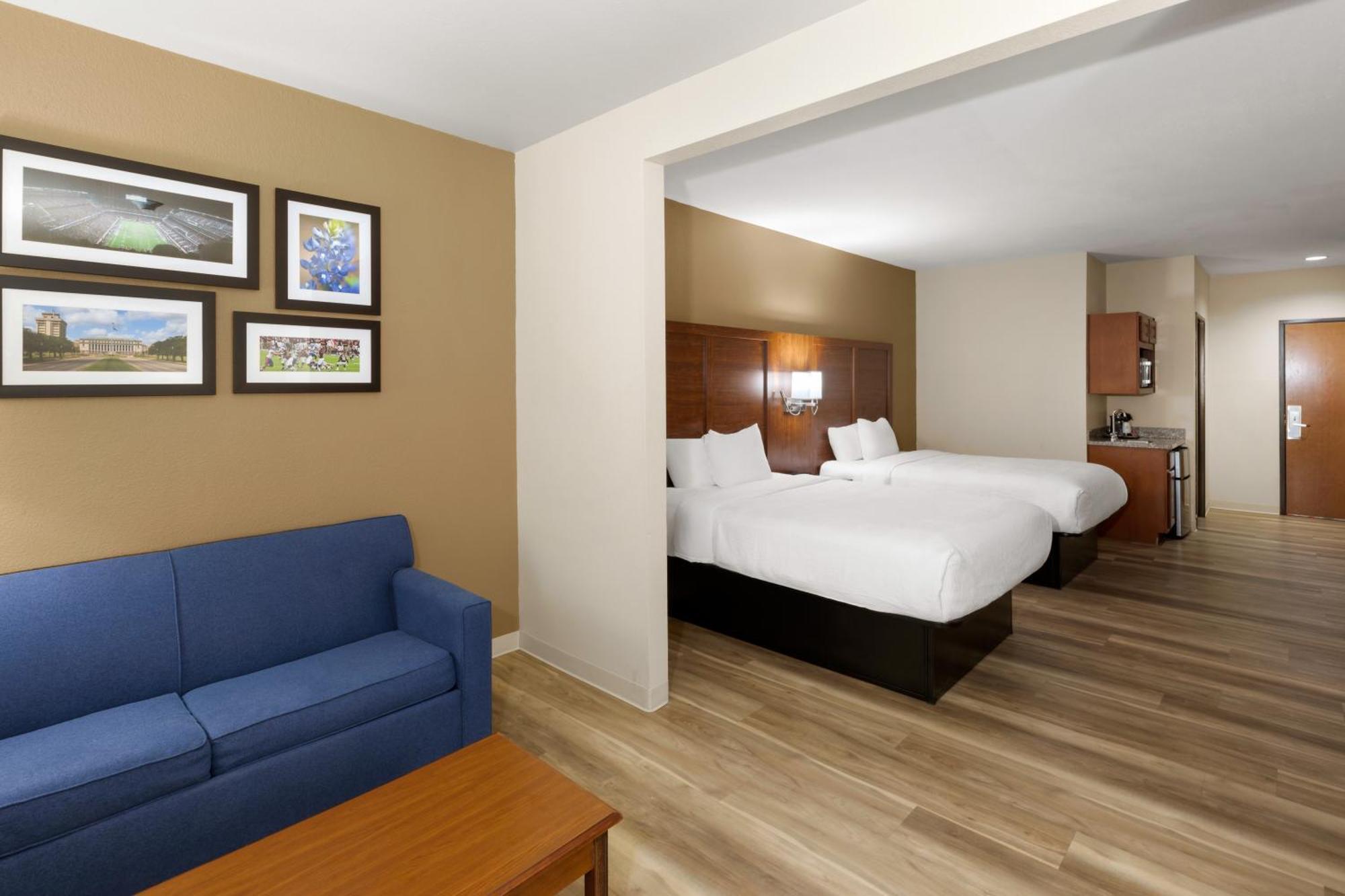 Suite Two Queen Beds Non-Smoking