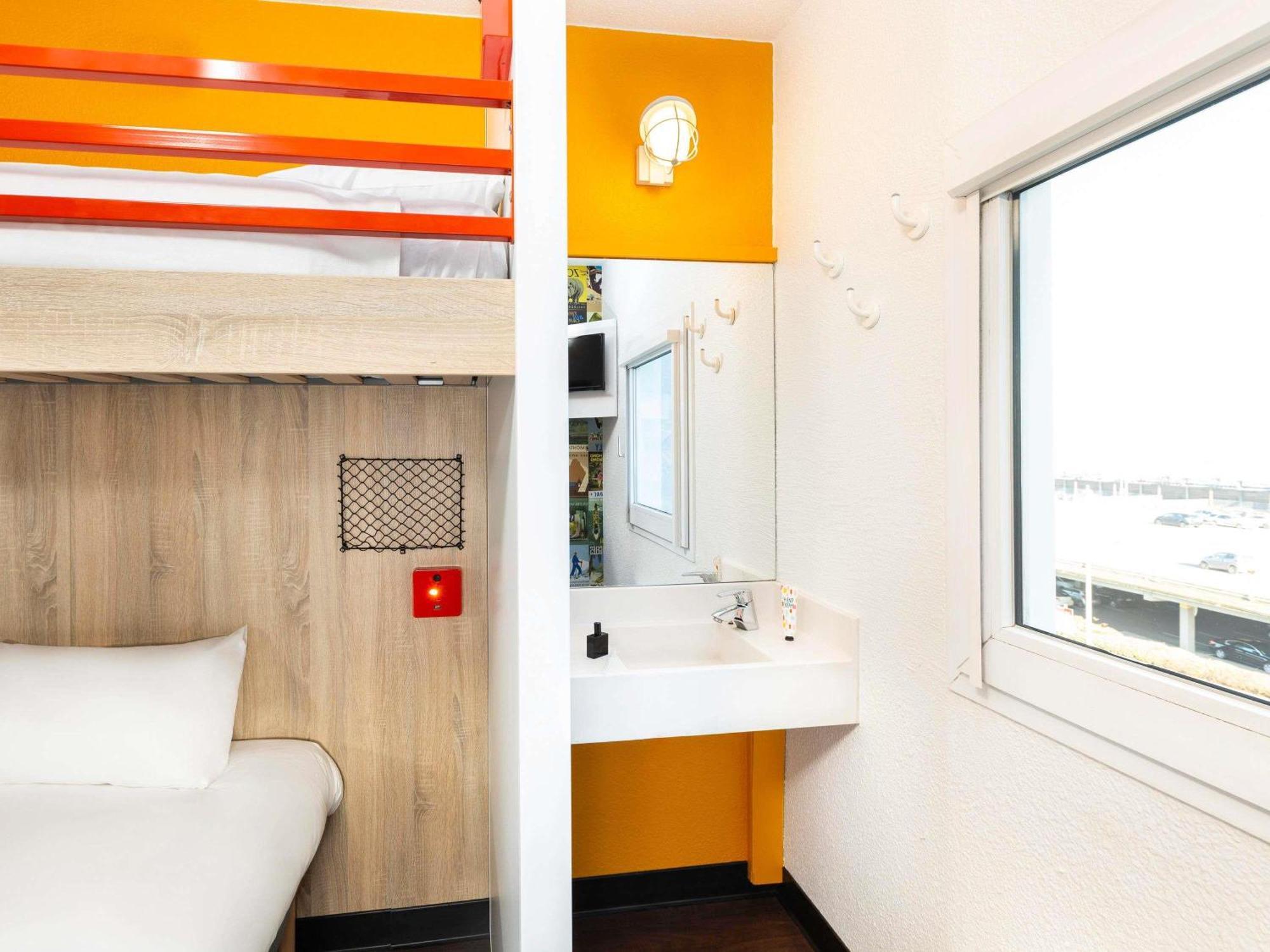 Chambre Break avec 3 Lits Simples Superposés et Salle de Bains Commune