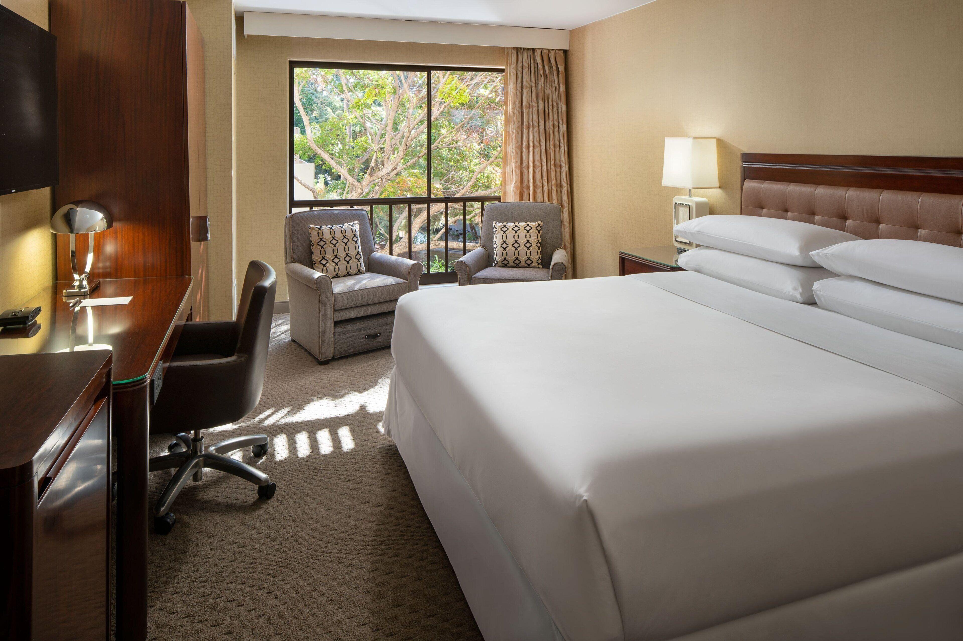 Deluxe, Guest room, 1 King,1382613788:JPEG