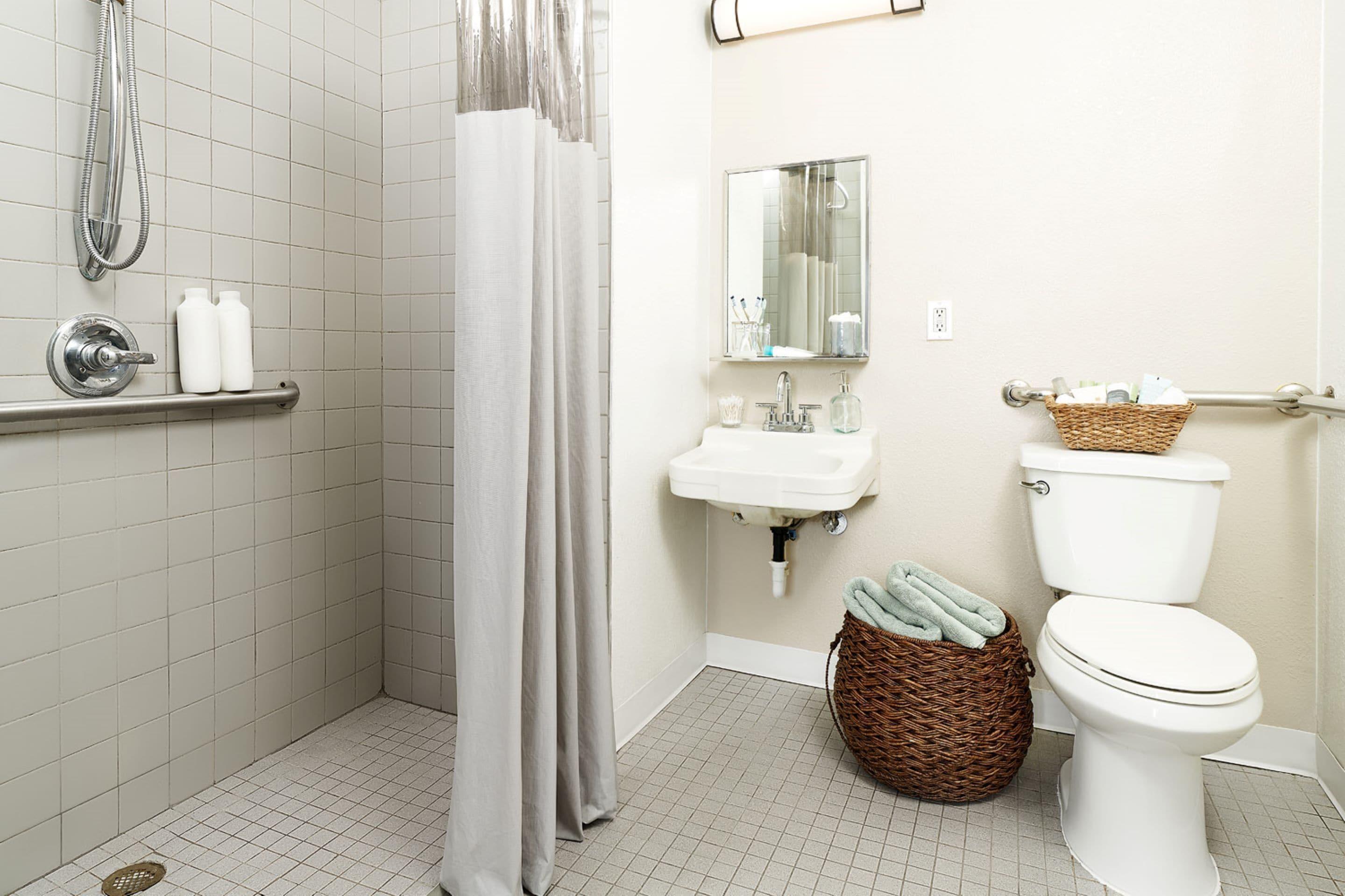 Premium Fully Renovated 1 Queen Bed Accessible w or Kitchen