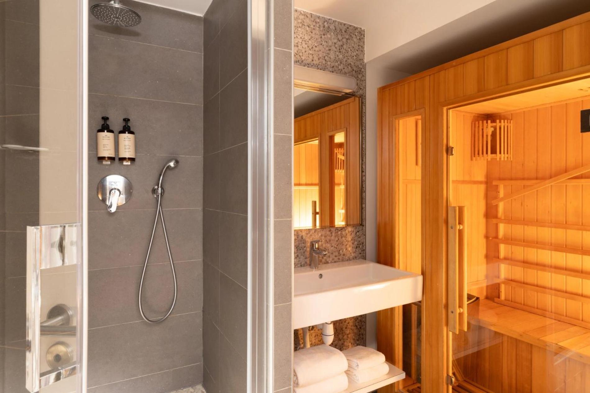 Deluxe Sauna Suite