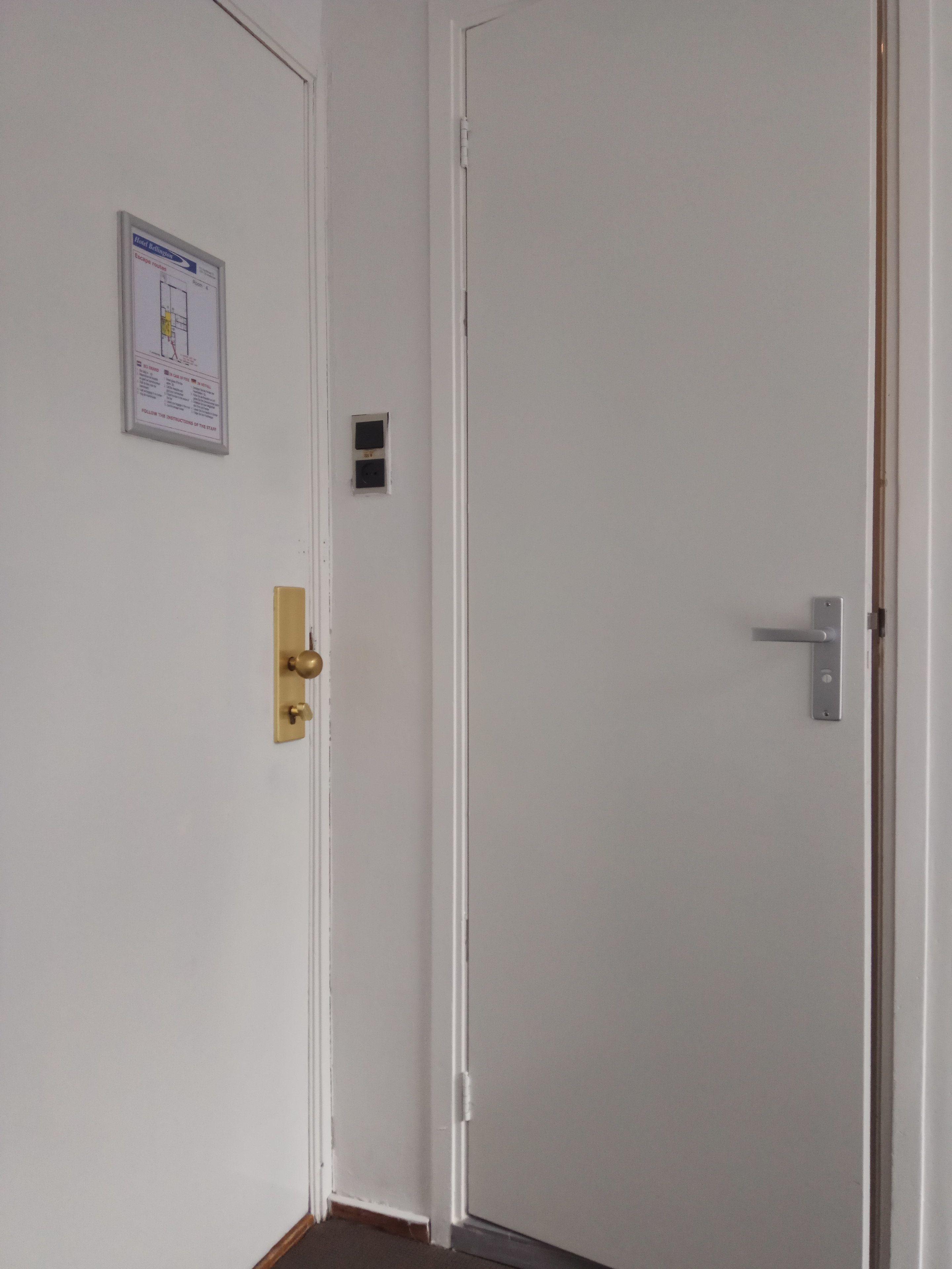 Tweepersoonskamer met 2 Aparte Bedden en Eigen Badkamer