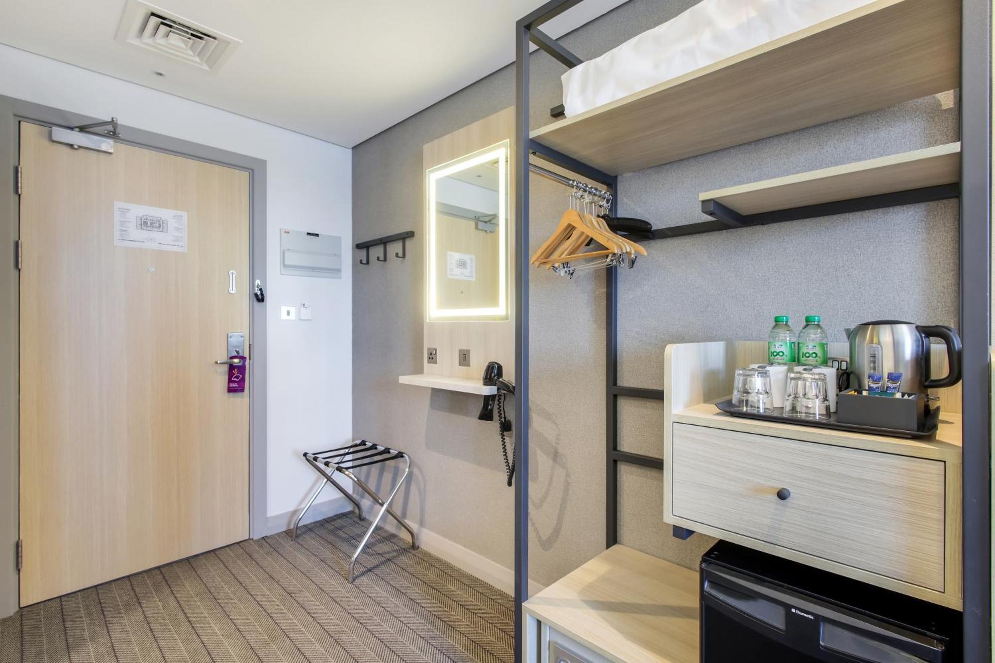 Smoking New Style Double Room DXB Airport Shuttle Every 30min to T1&3