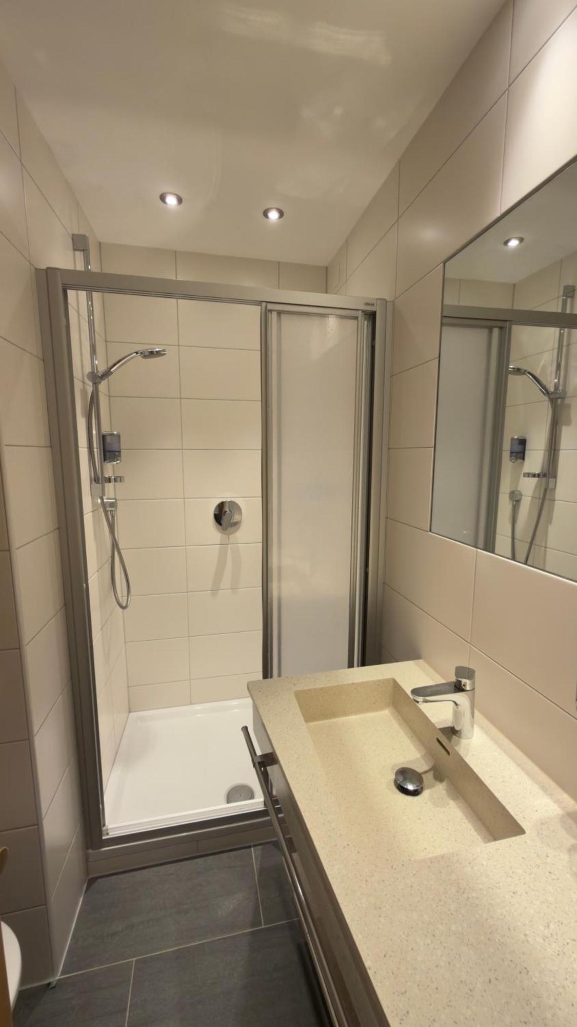Kleines Zweibettzimmer