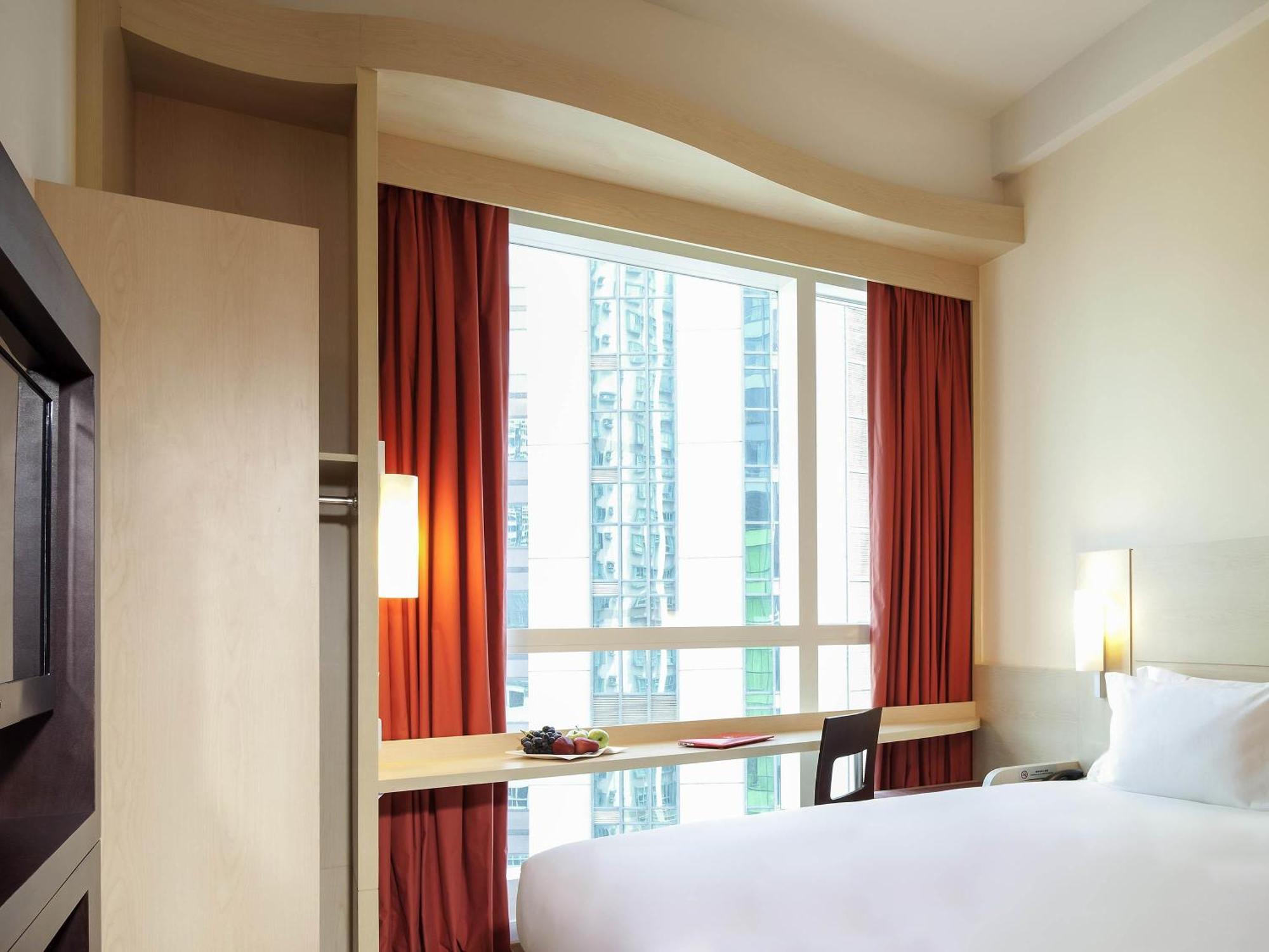 Standard Queen Room with City View