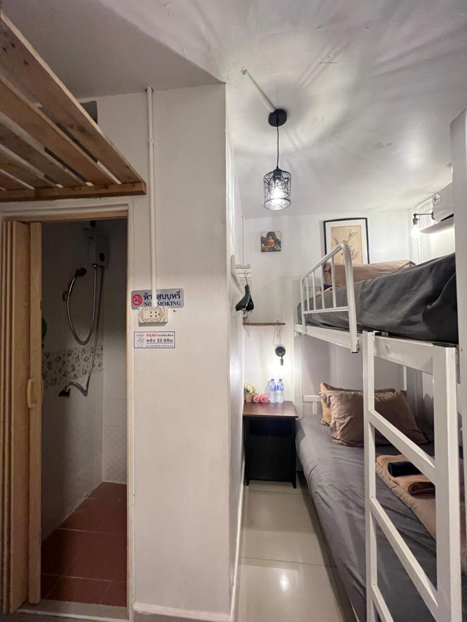 Tweepersoonskamer met 2 Aparte Bedden en Badkamer
