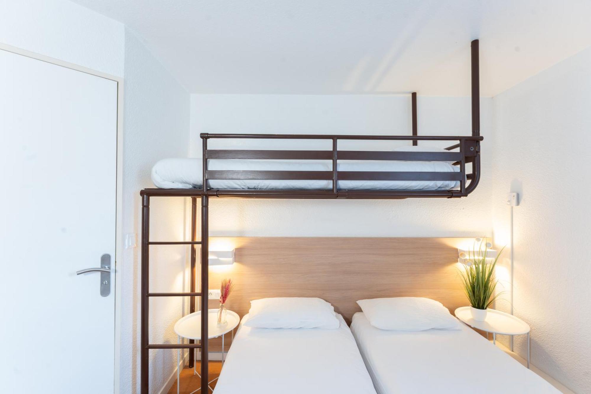 Triple Room 3 Single Beds